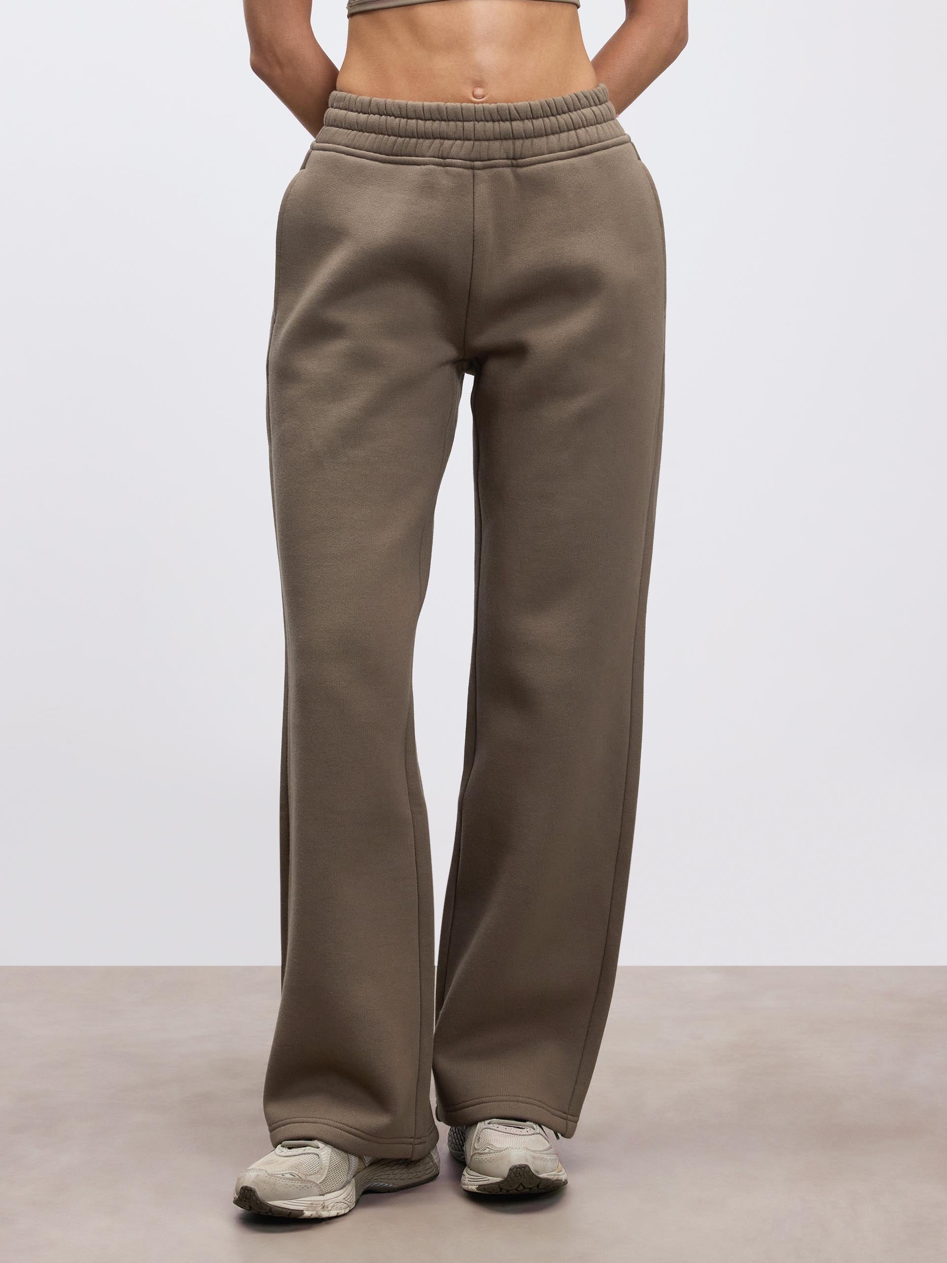 Womens Relaxed Straight Leg Jogger in Taupe