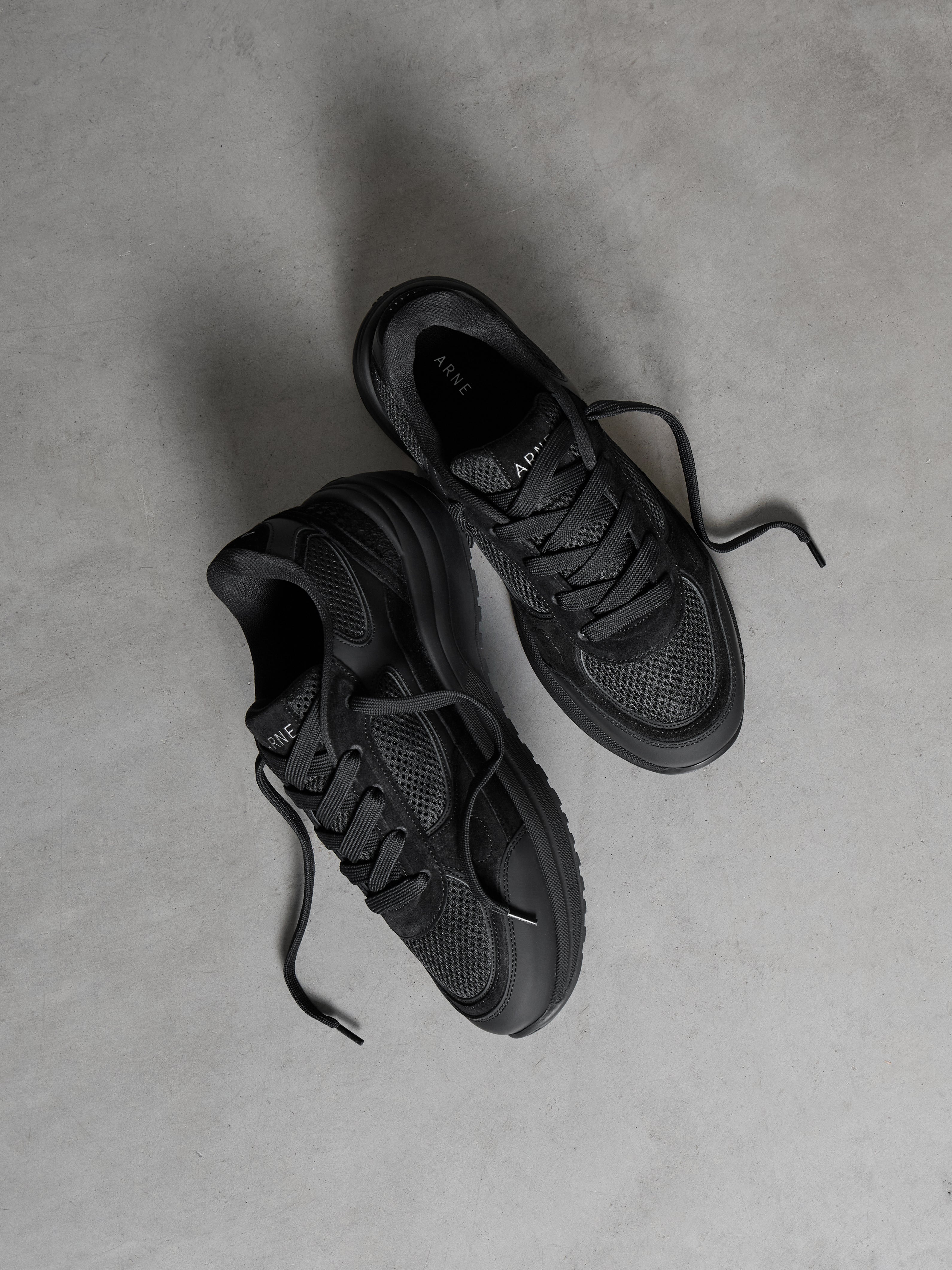 Apollo Runner in Triple Black