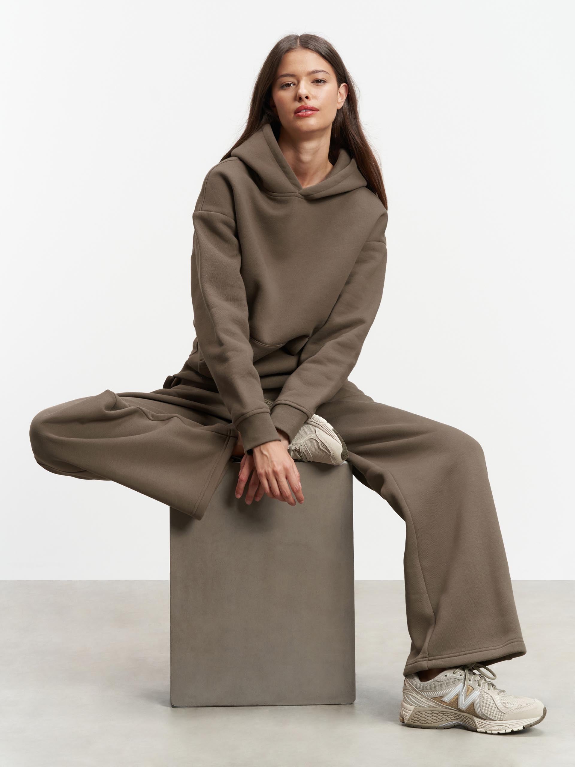 Womens Relaxed Straight Leg Jogger in Taupe