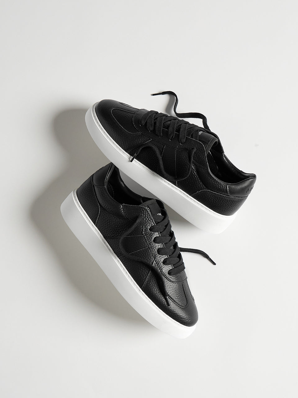 Classic Court Trainer in Black