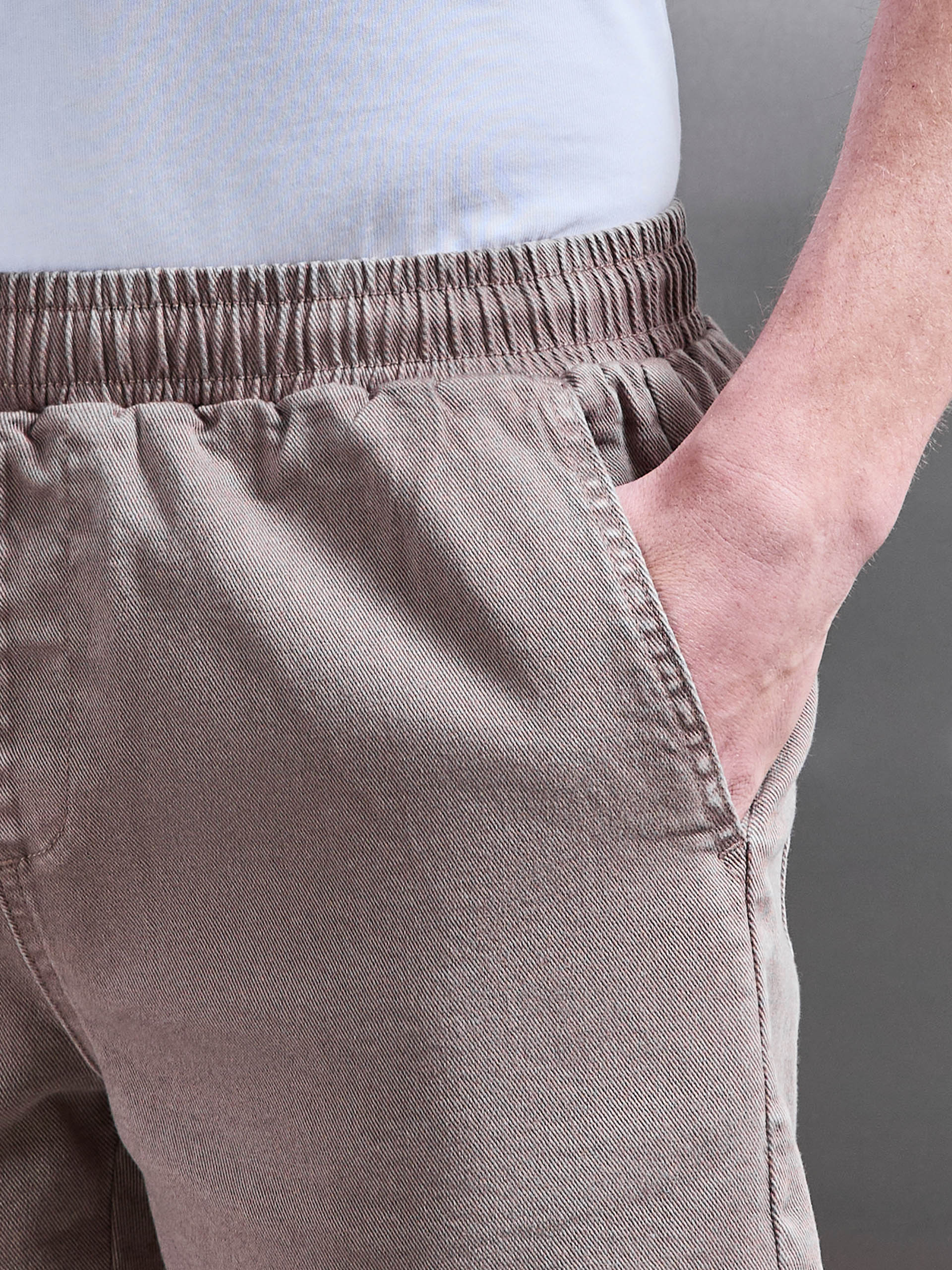Cotton Twill Stretch Short in Taupe