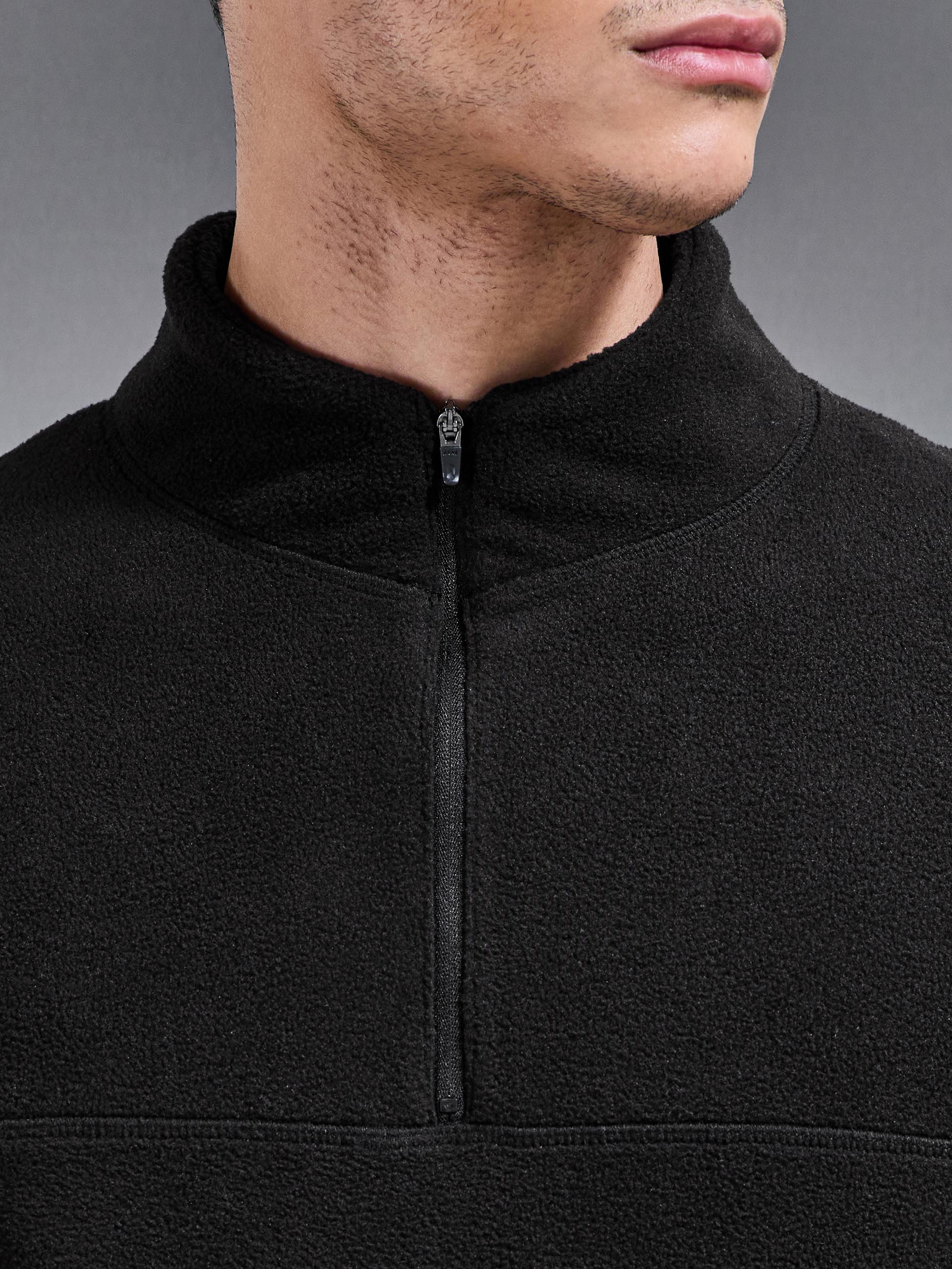 Fleece Relaxed Fit Half Zip in Black
