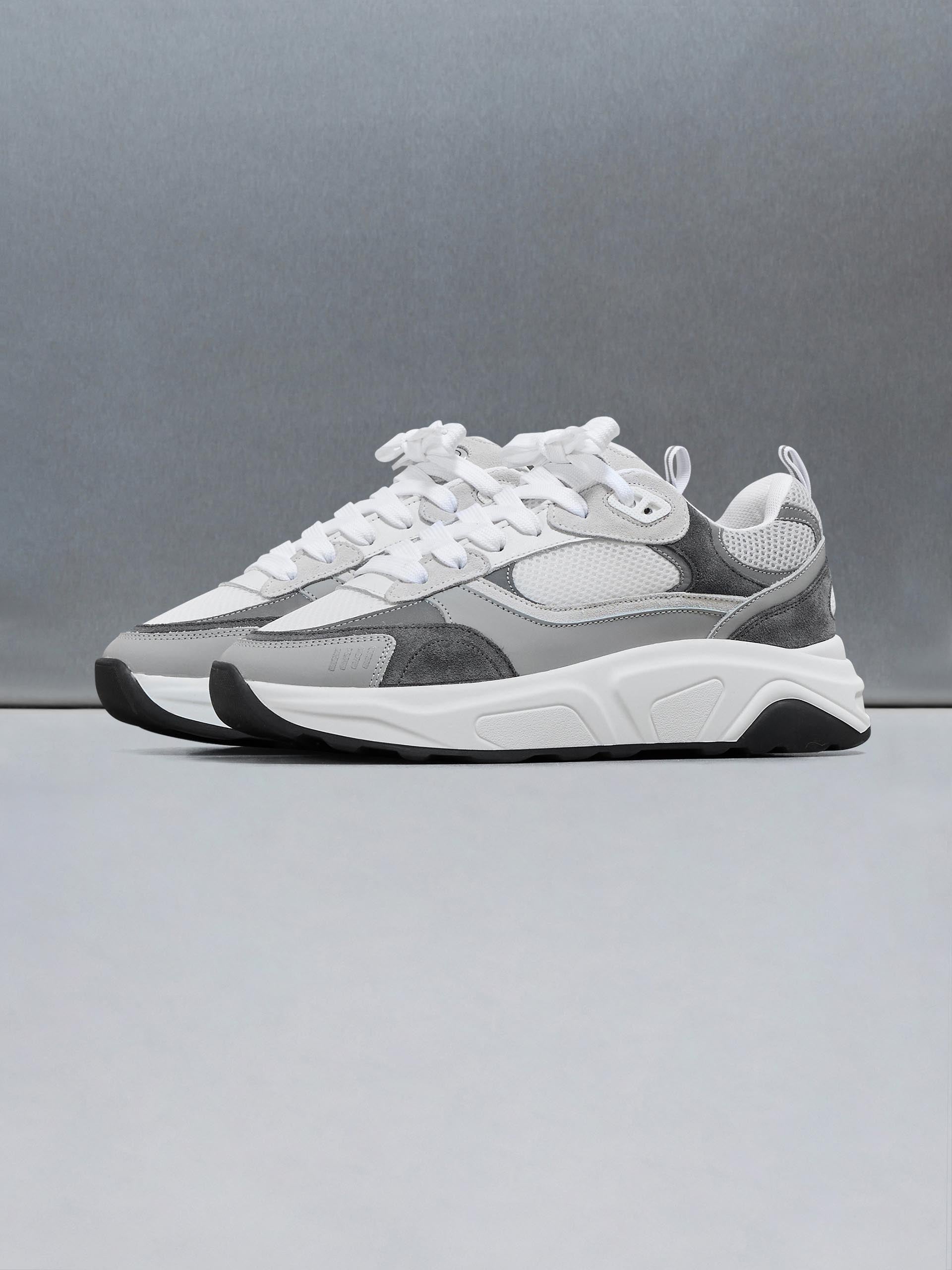 Flow Runner in White Grey