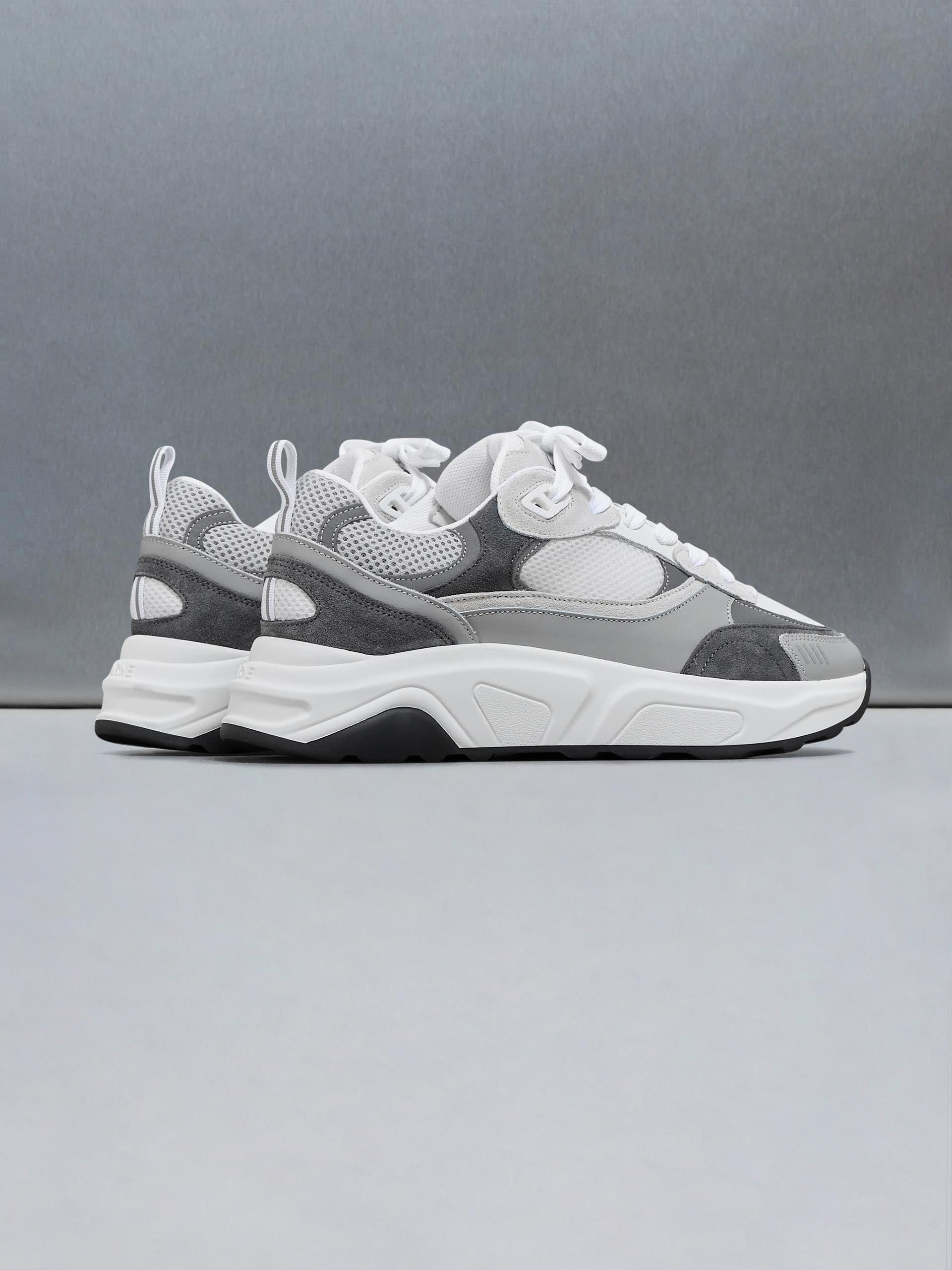 Flow Runner in White Grey