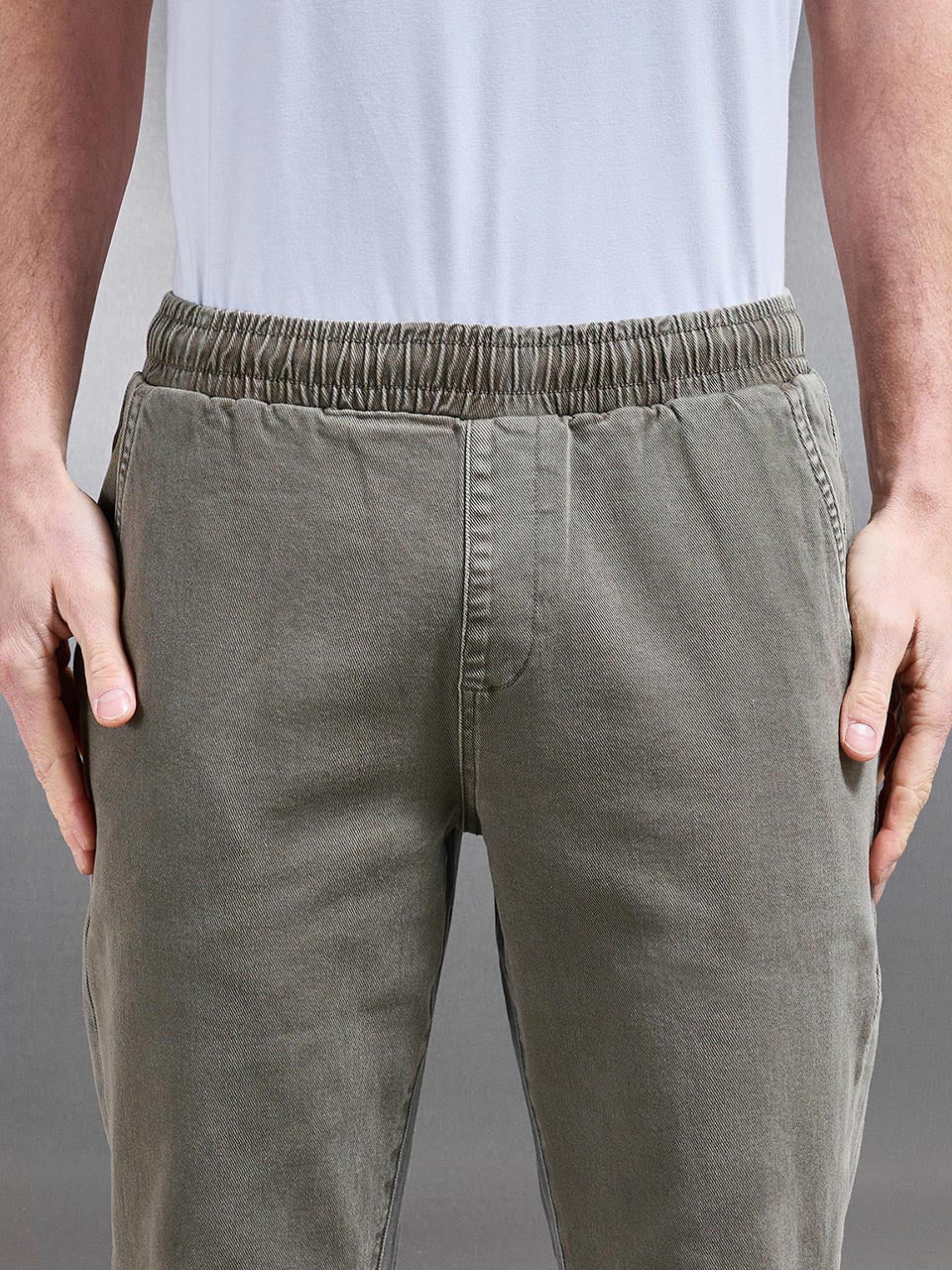 Relaxed Cotton Twill Trouser in Dark Olive