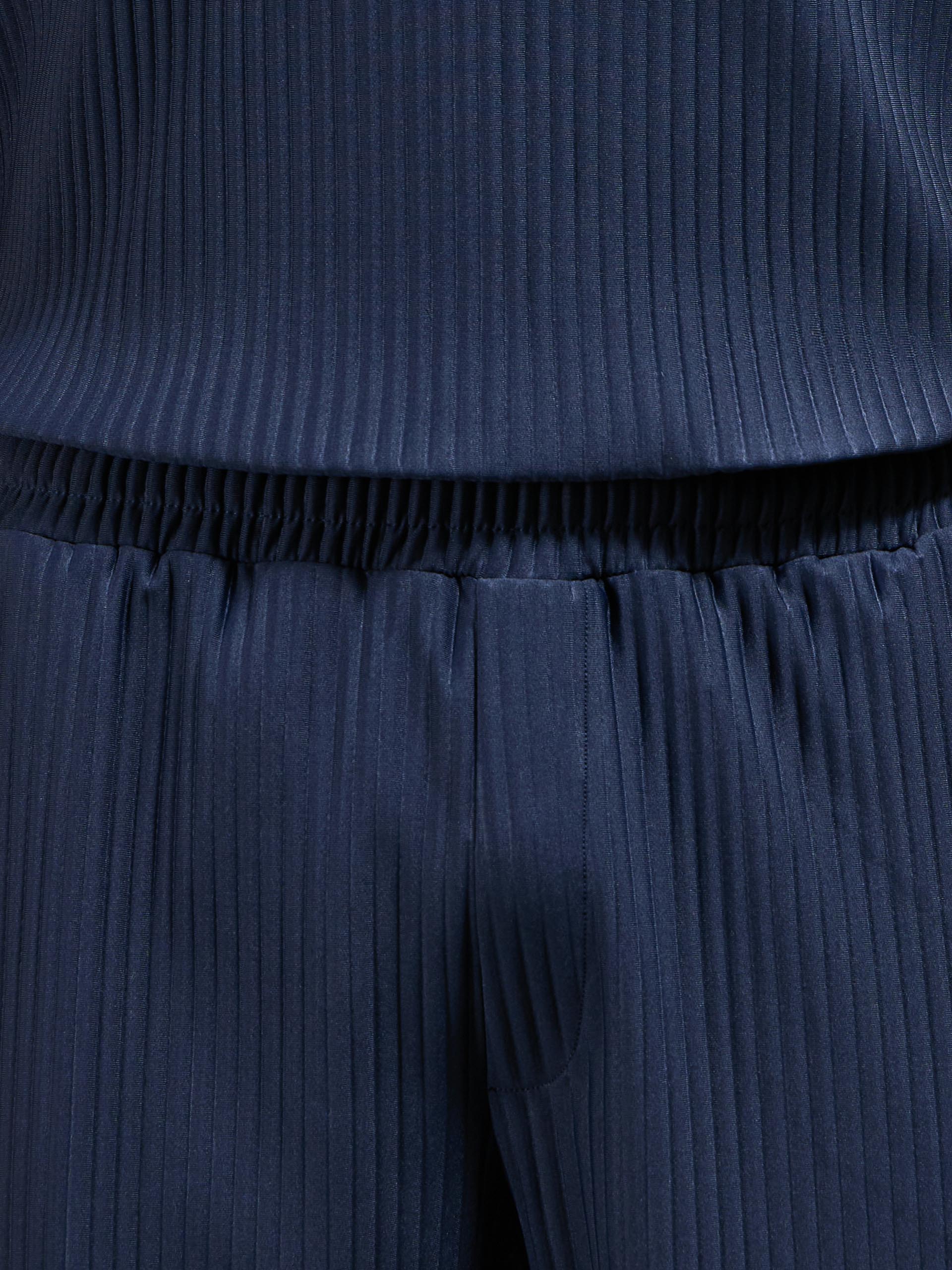Relaxed Fit Pleated Short in Navy