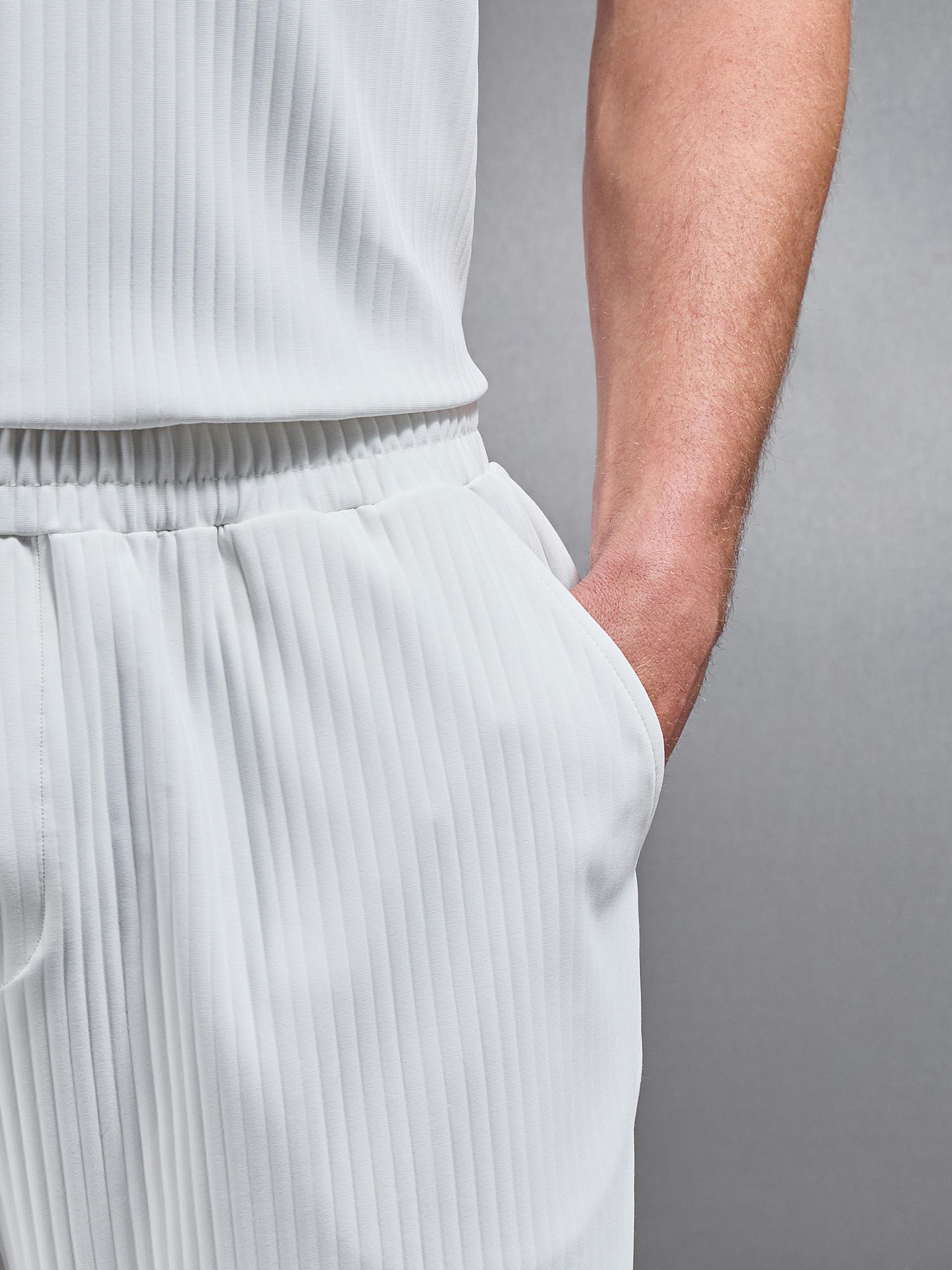 Relaxed Fit Pleated Short in Off White