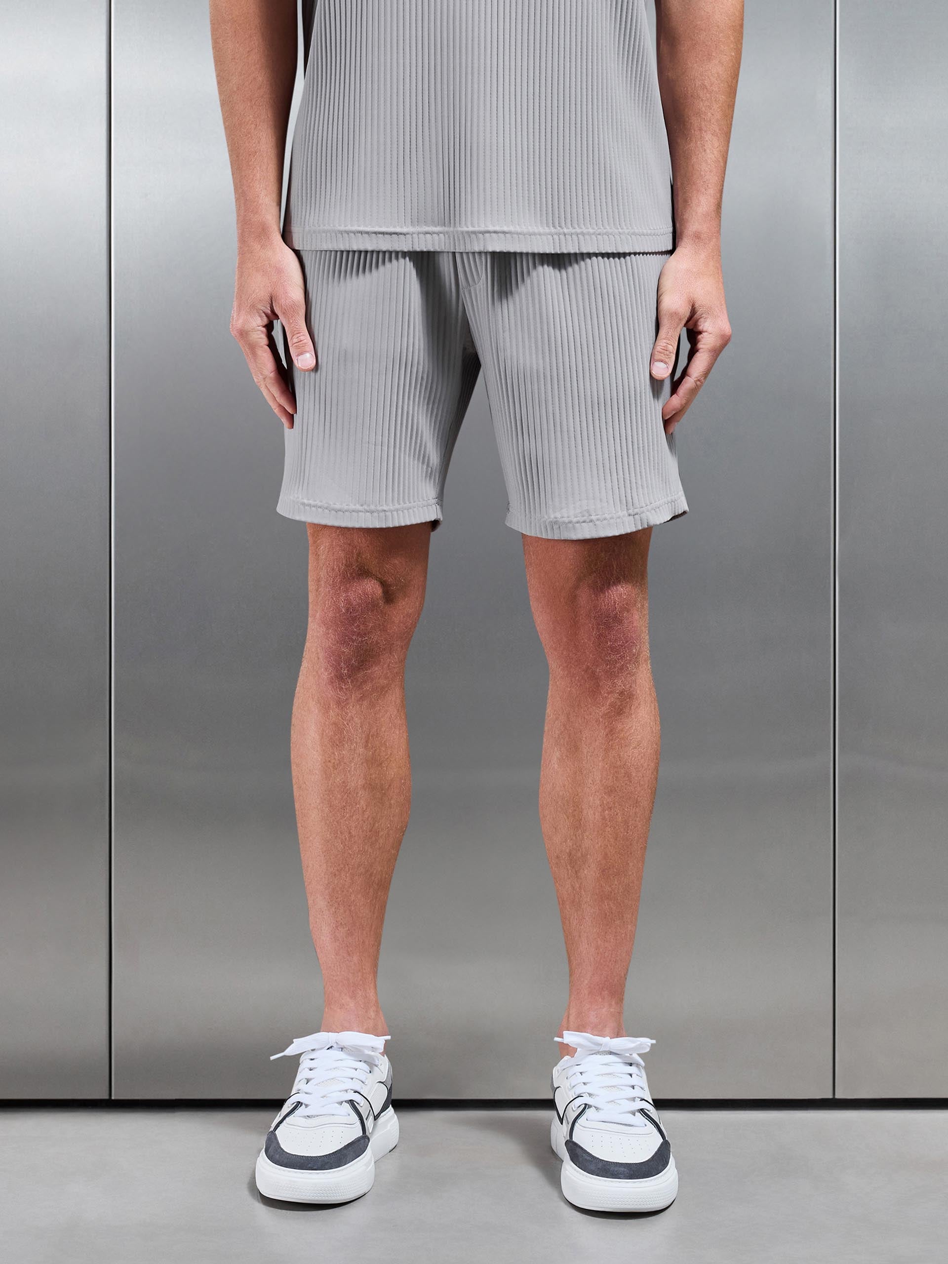 Relaxed Fit Pleated Short in Stone