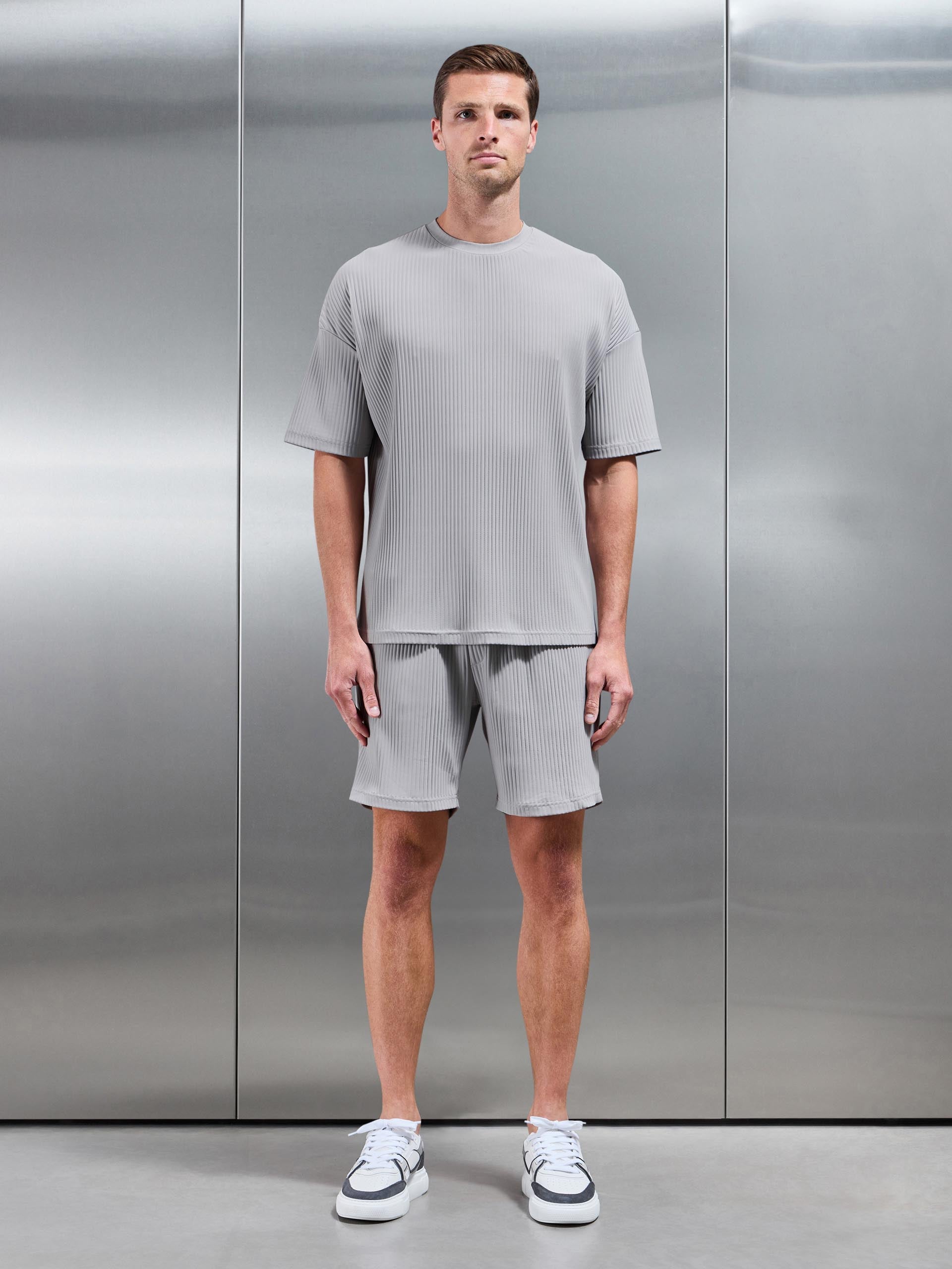 Relaxed Fit Pleated Short in Stone