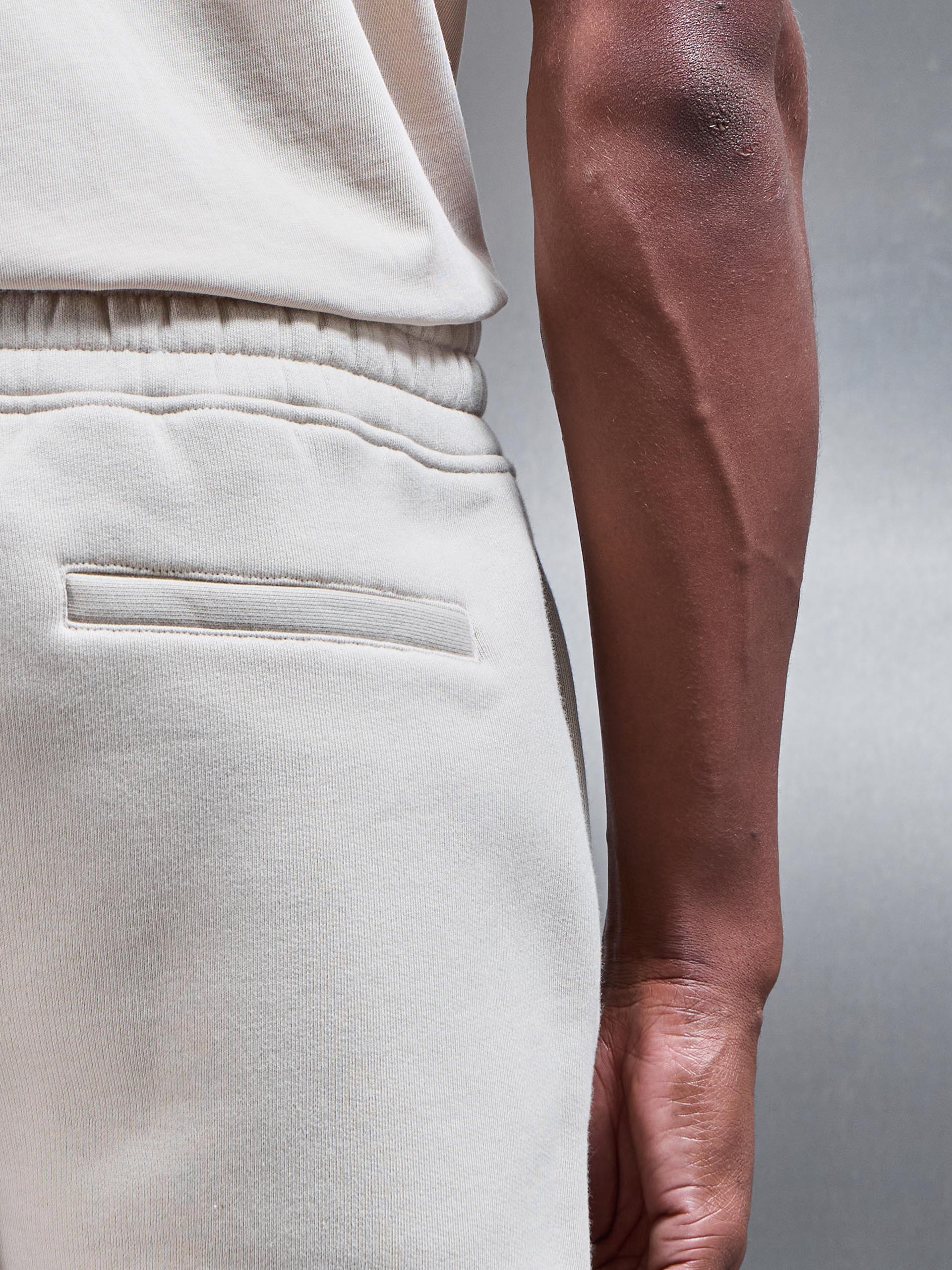 Relaxed Fit Short in Beige