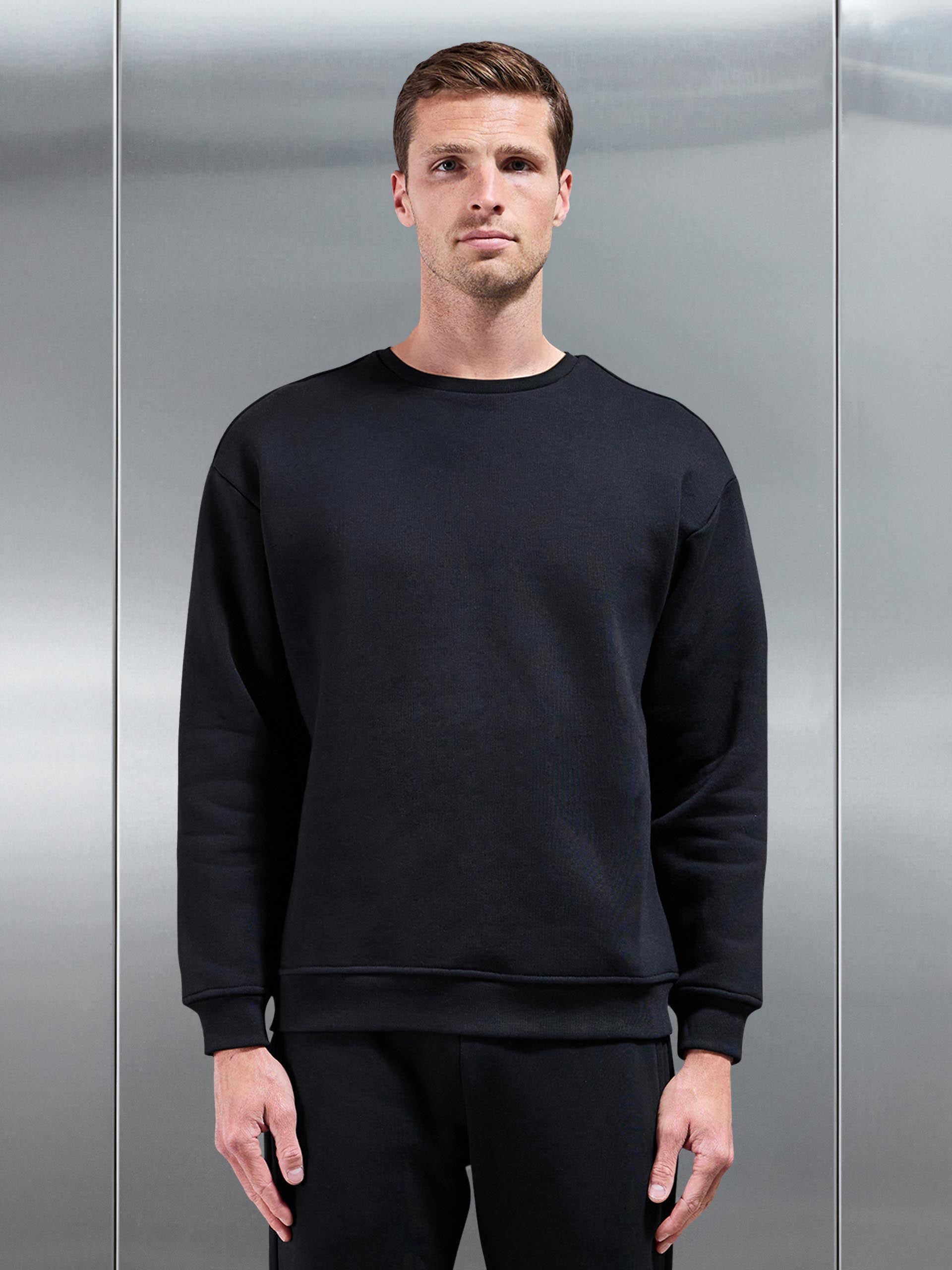 Relaxed Crew Neck Sweatshirt in Black