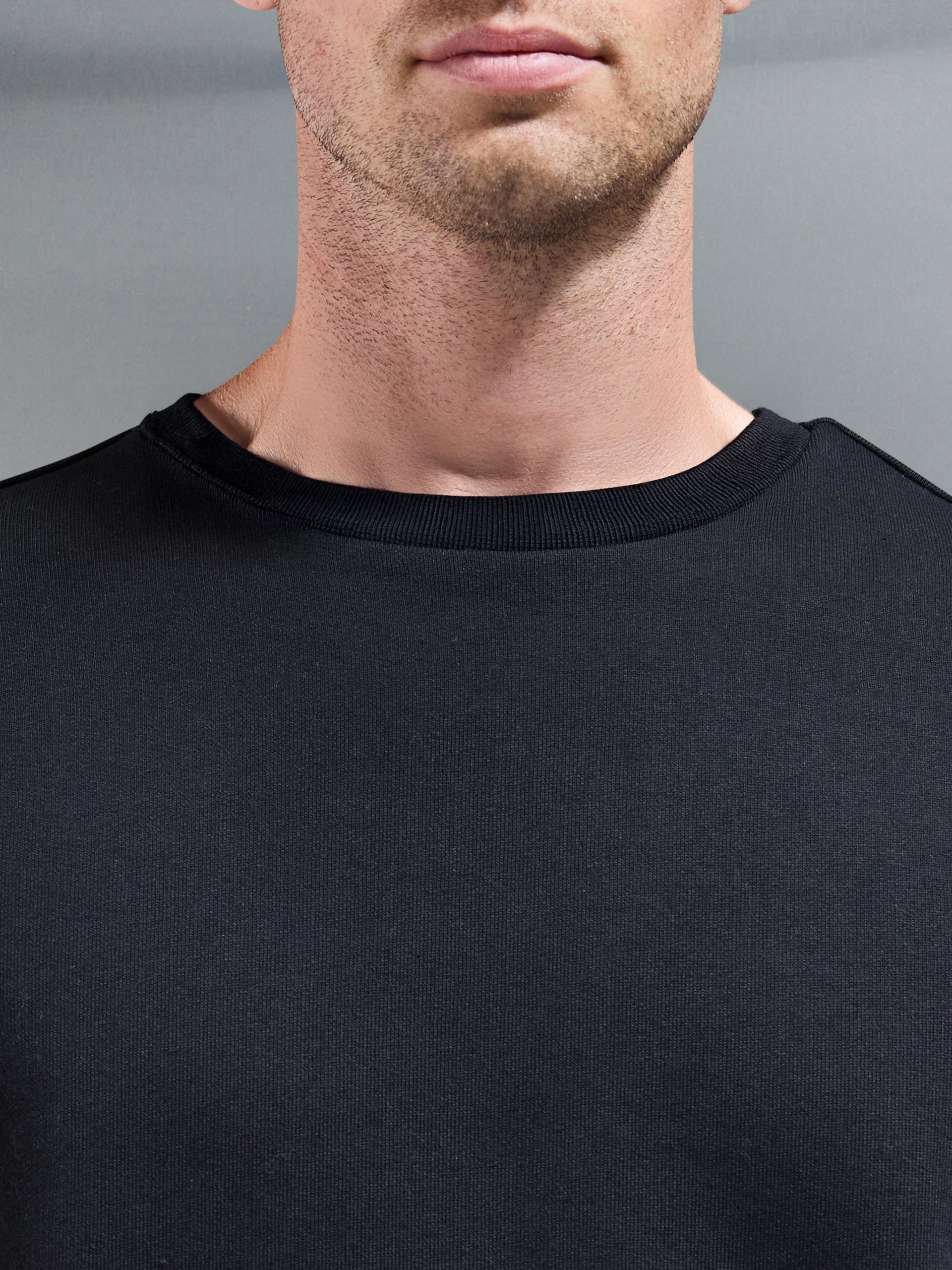 Relaxed Crew Neck Sweatshirt in Black