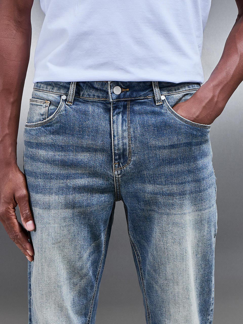 Straight Leg Denim Jeans in Sand Wash