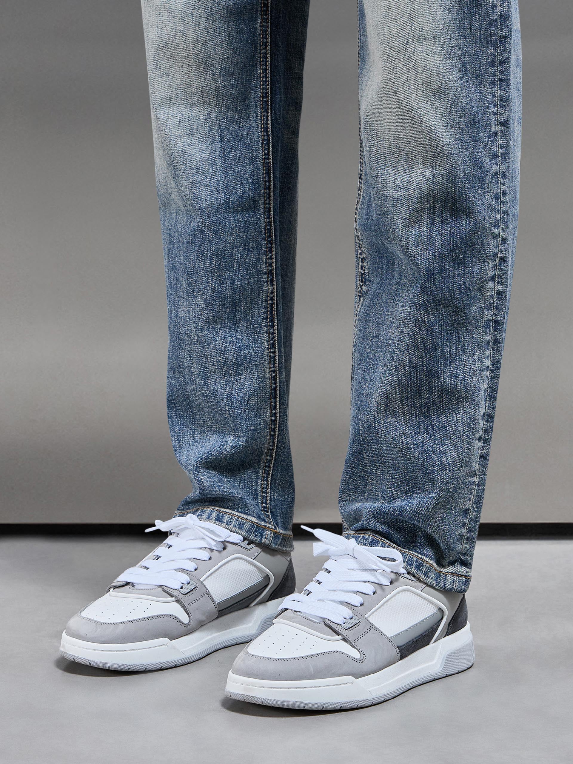 Straight Leg Denim Jeans in Sand Wash