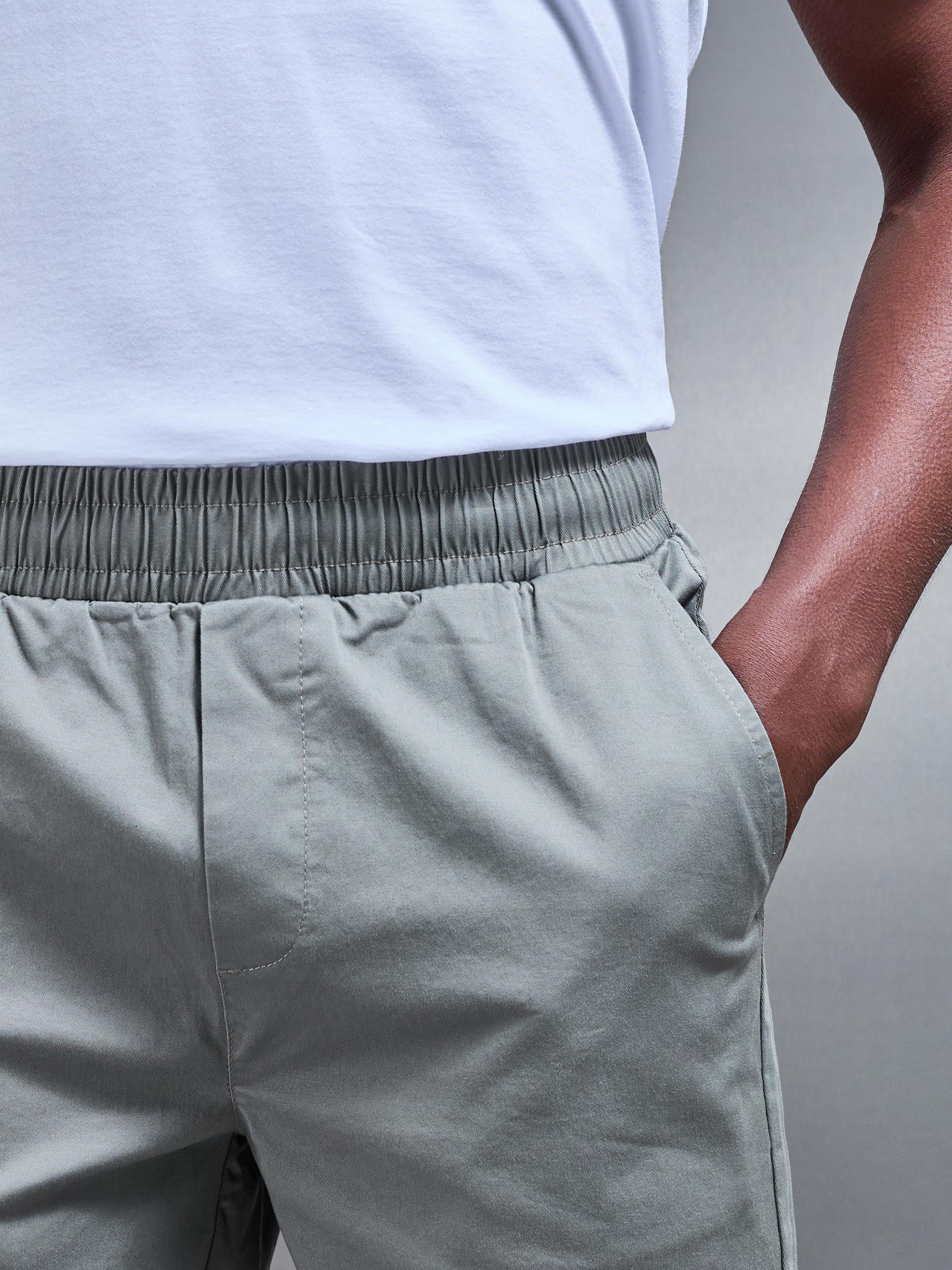 Tailored Chino Drawstring Short in Olive