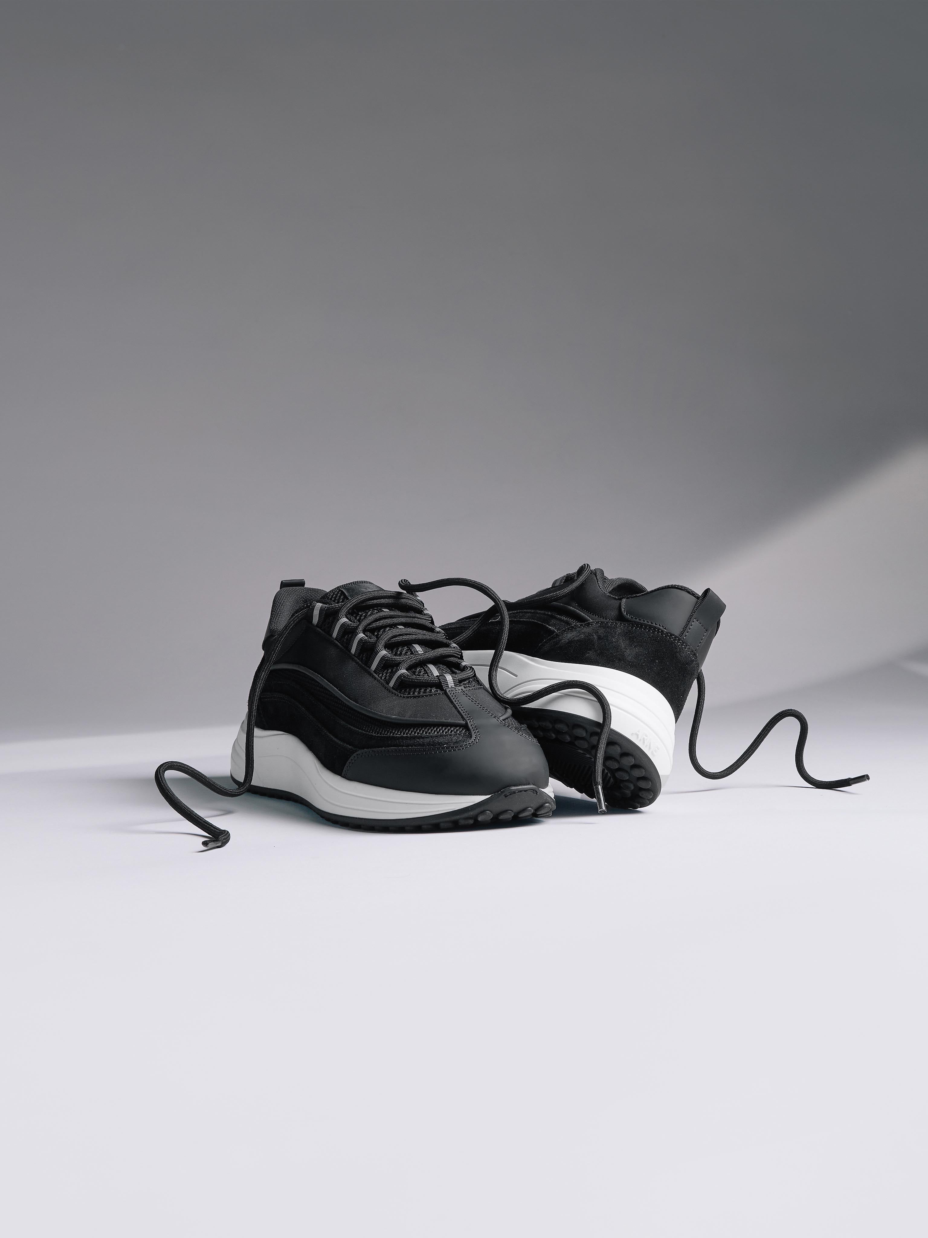 Technical Wave Runner in Black