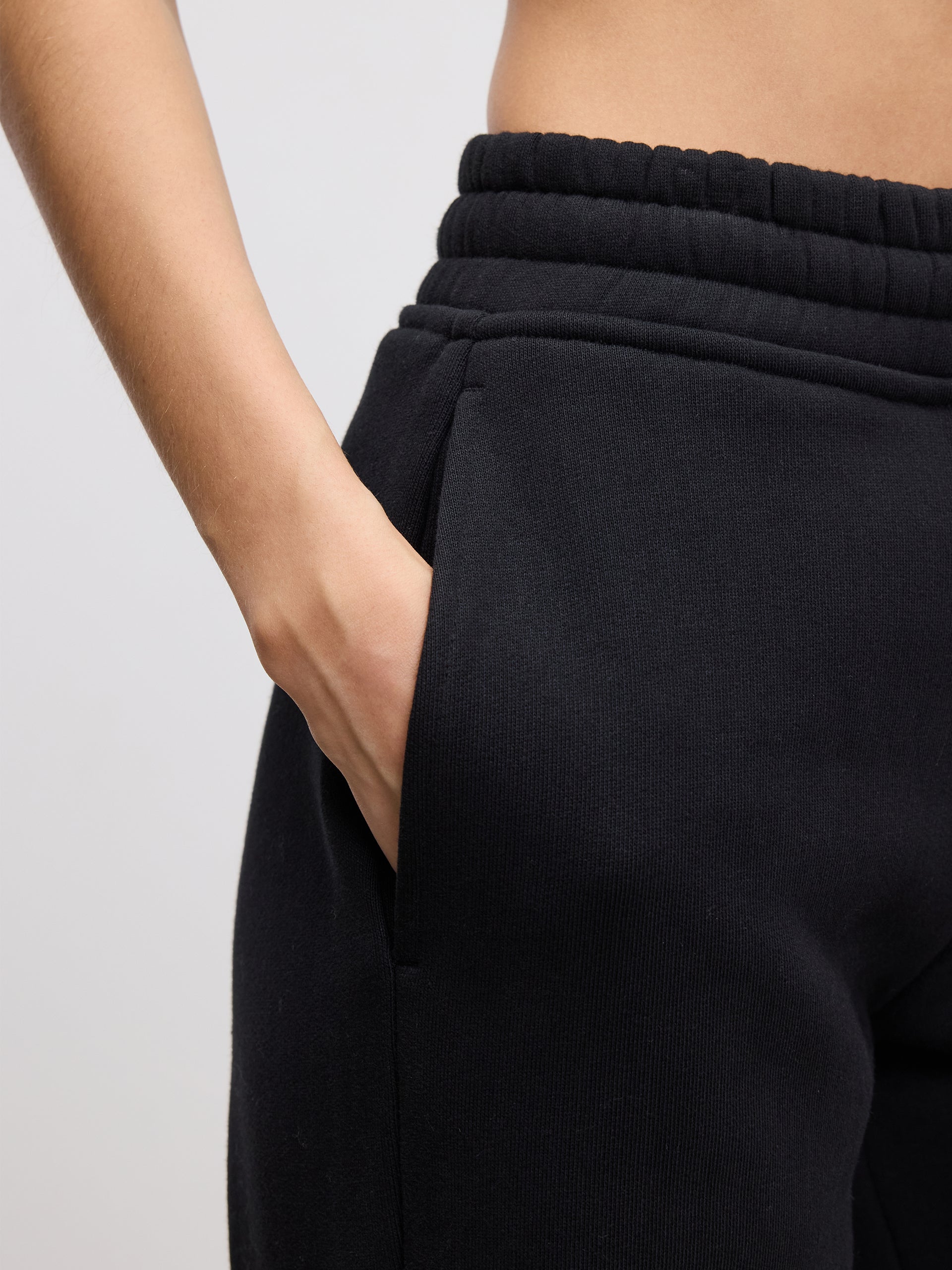 Womens Relaxed Straight Leg Jogger in Black