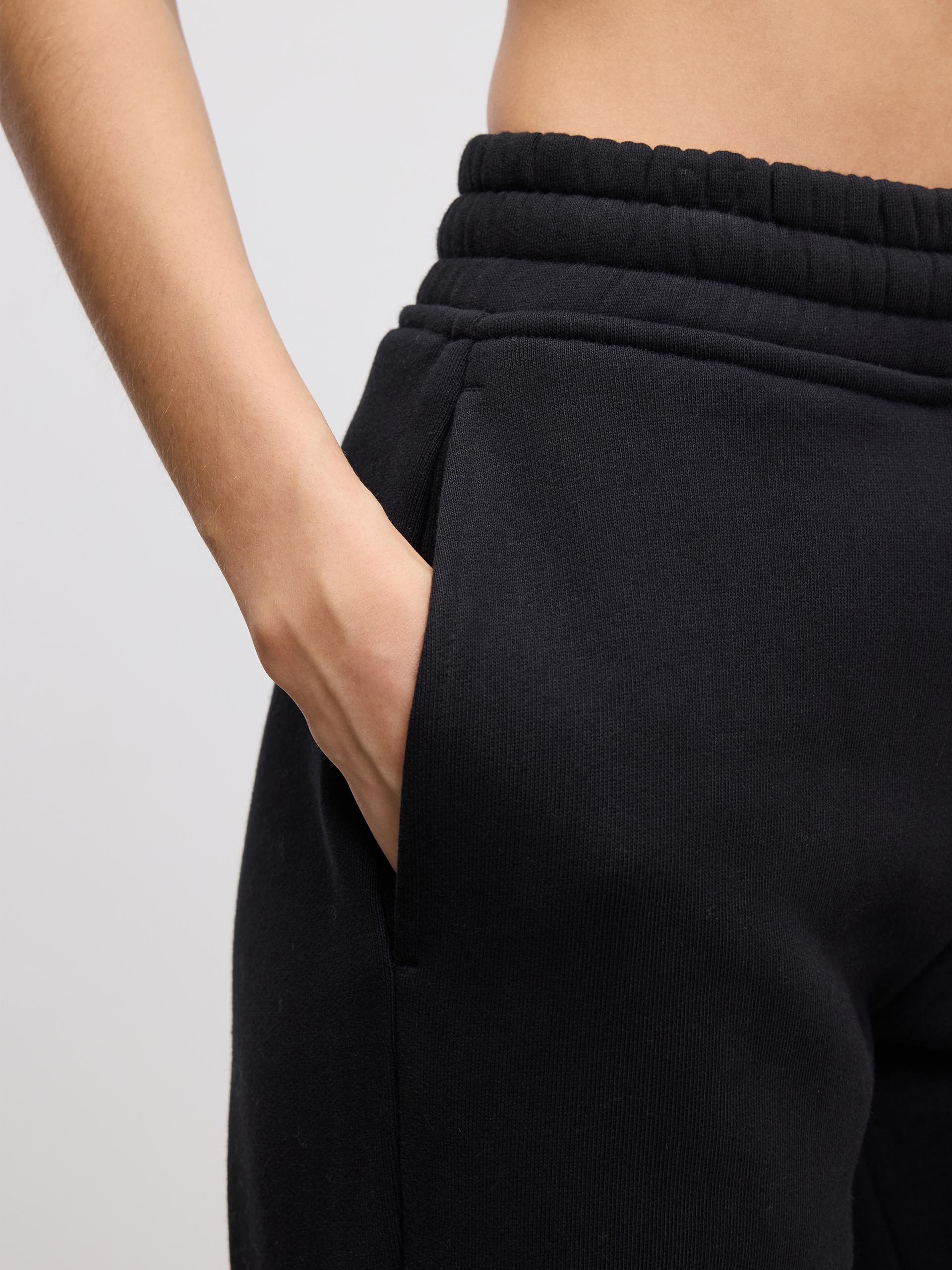 Womens Relaxed Straight Leg Jogger in Black