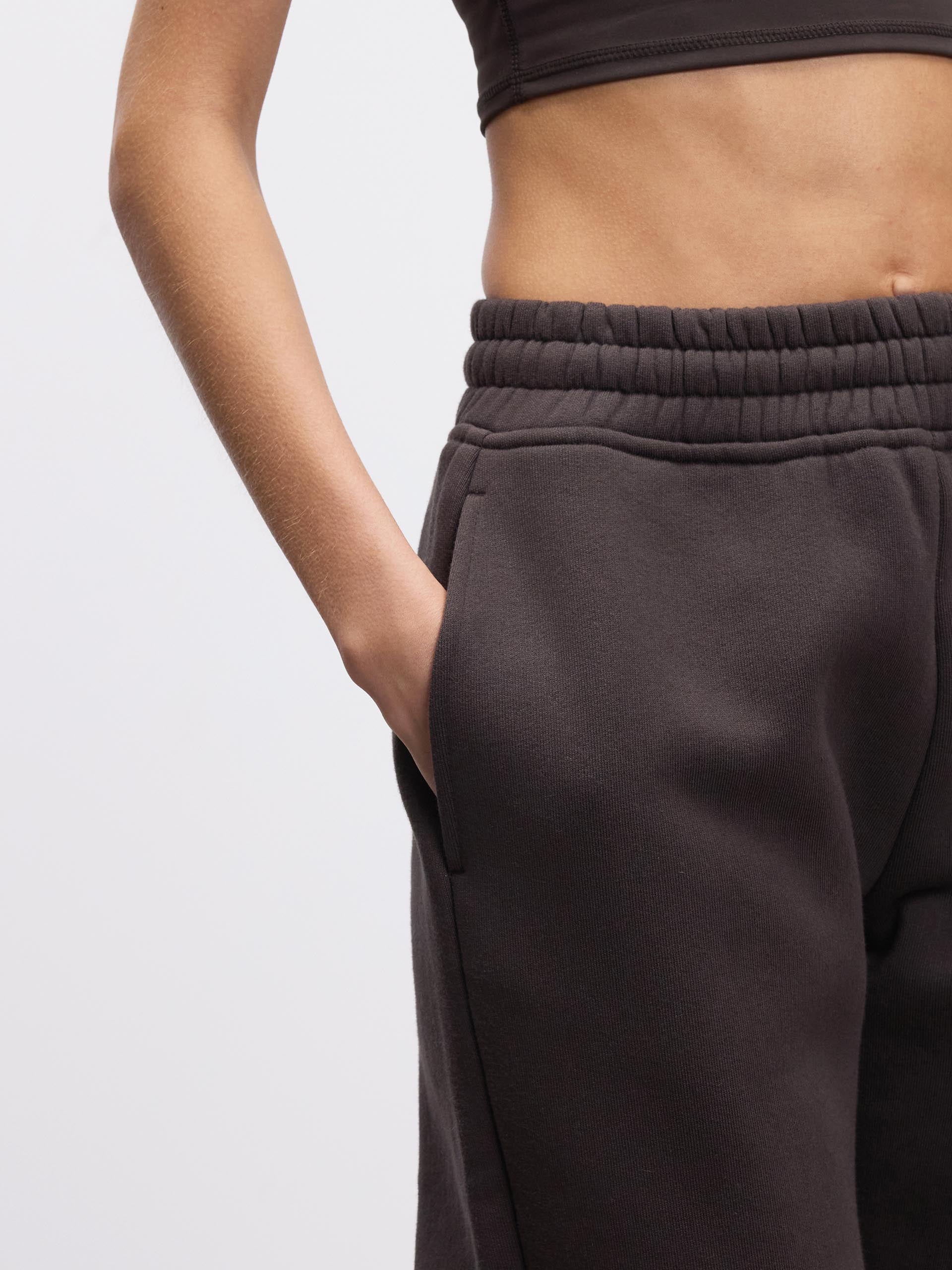 Womens Relaxed Cuffed Jogger in Brown