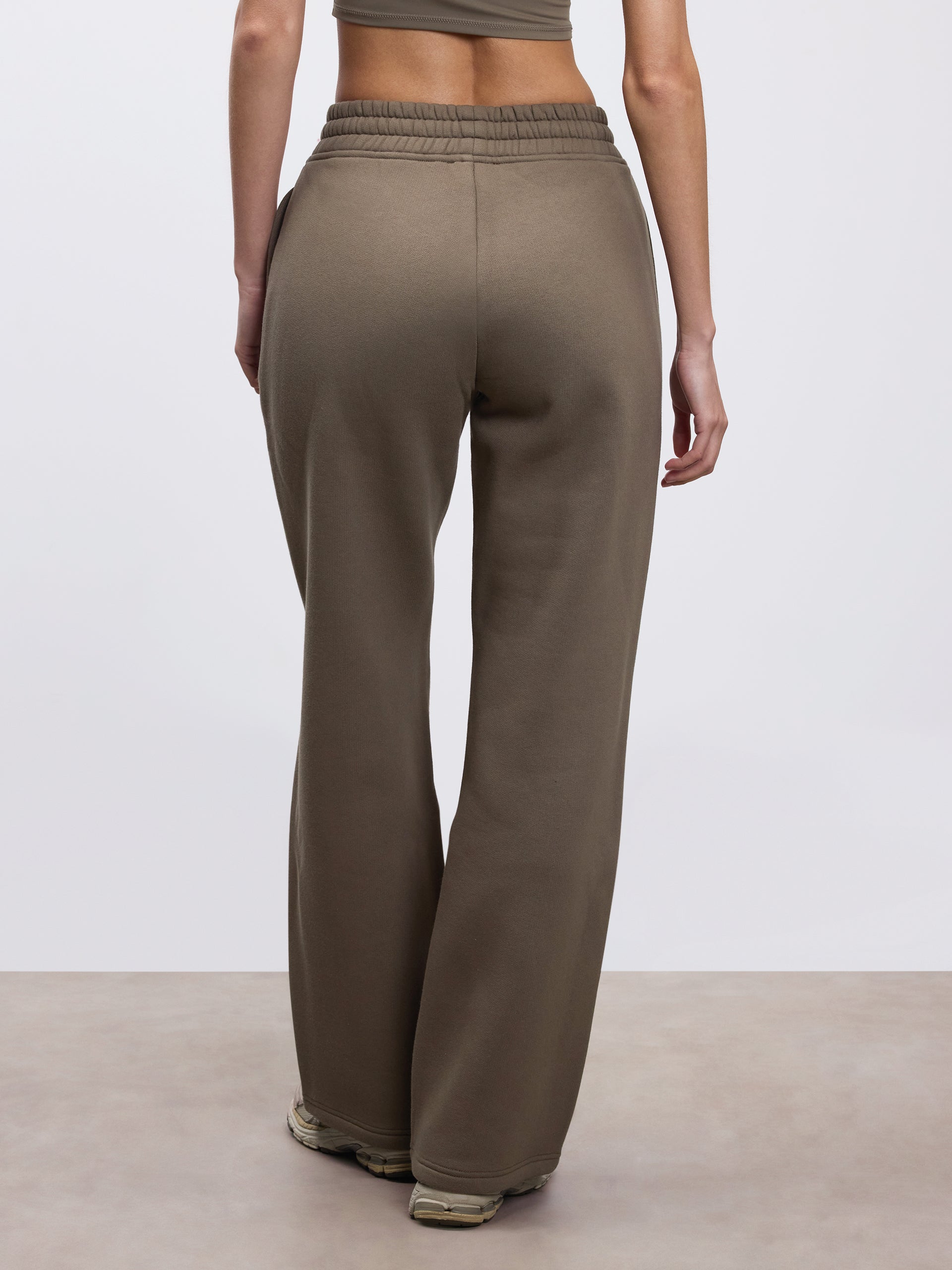 Womens Relaxed Straight Leg Jogger in Taupe