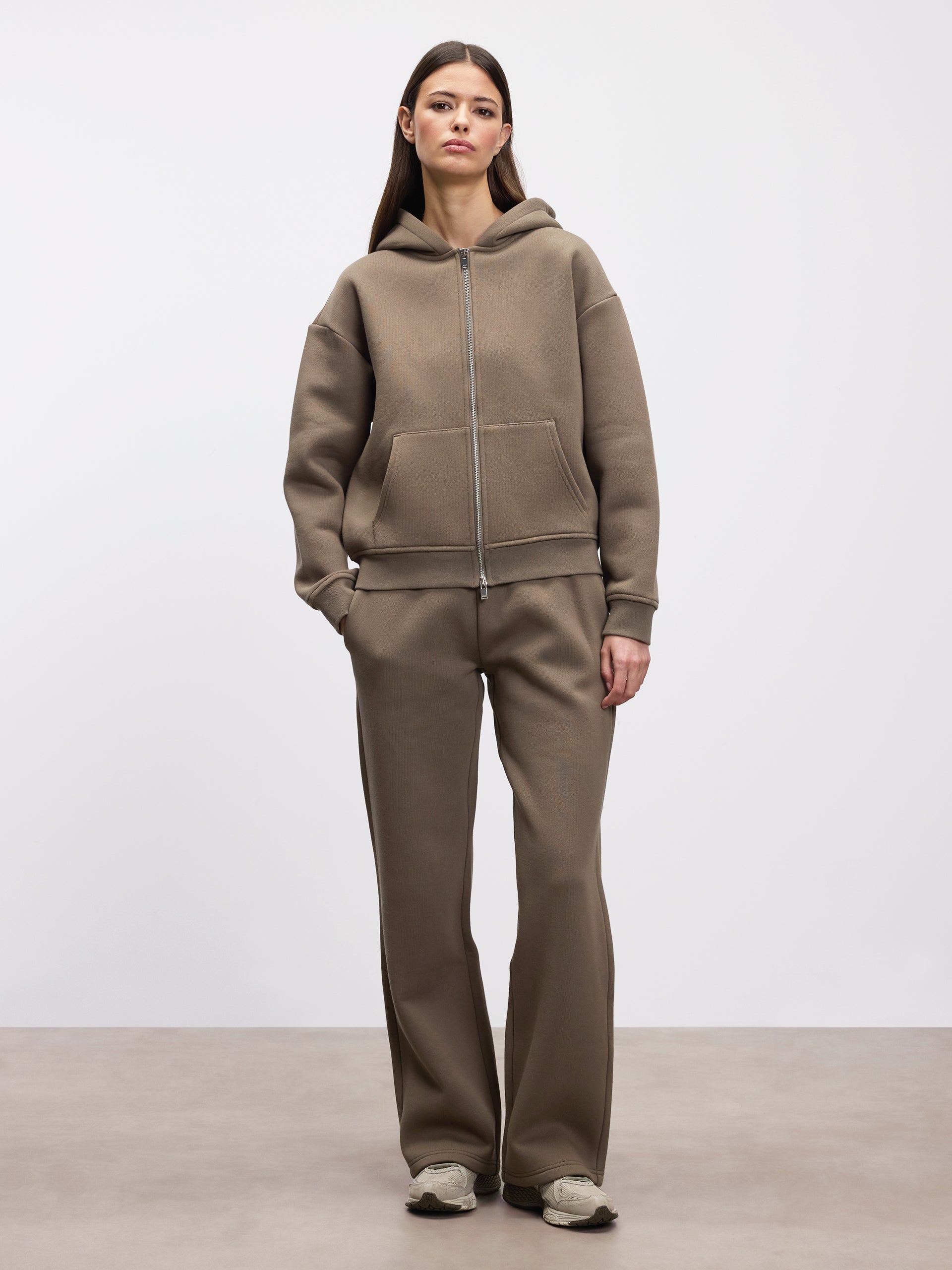 Womens Relaxed Straight Leg Jogger in Taupe