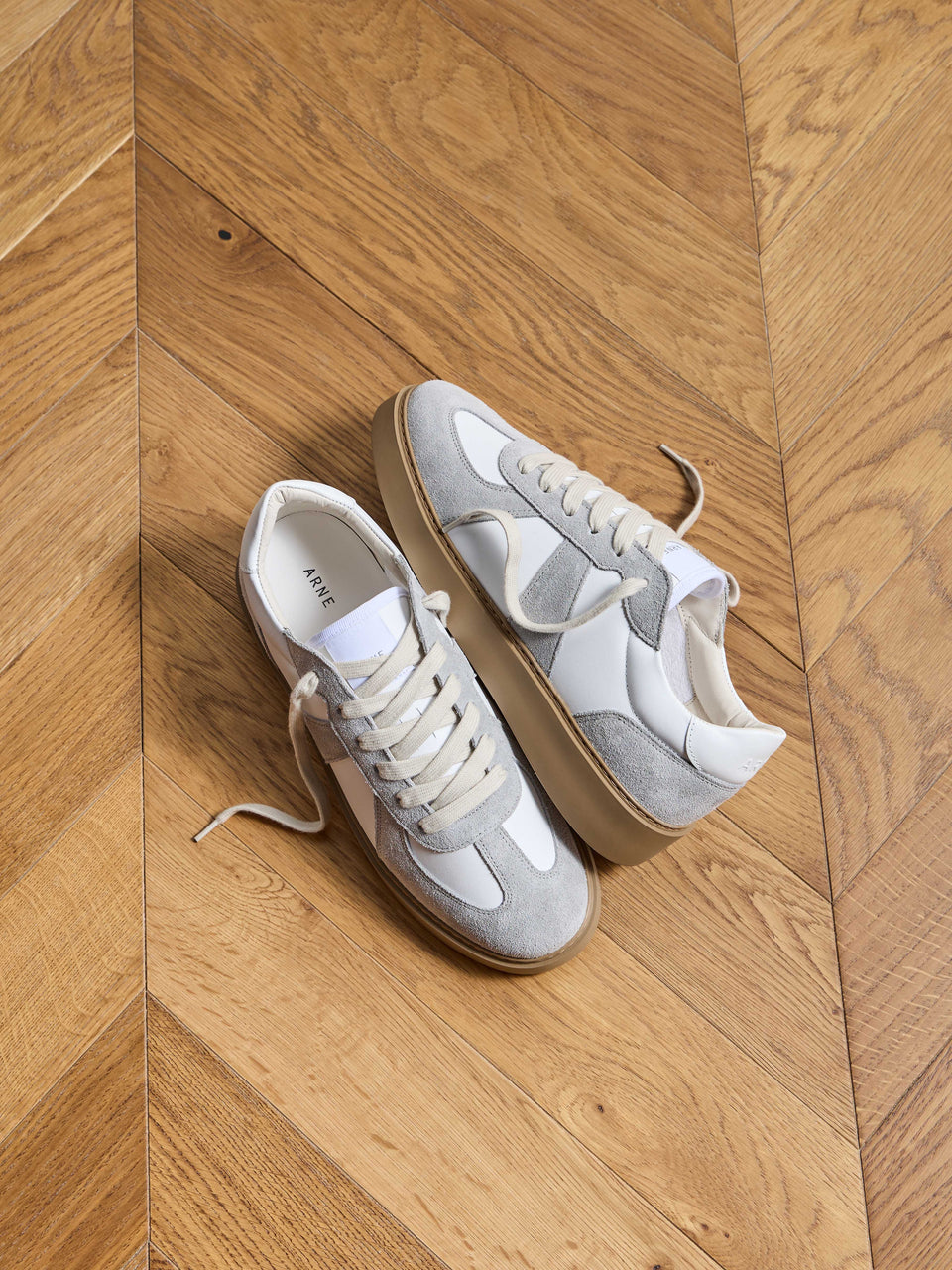 Classic Court Trainer in White Grey