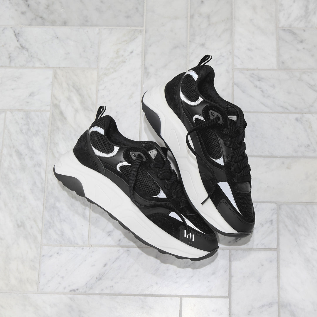Flow Runner in Black