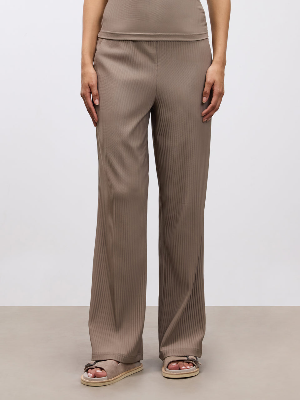 Womens Pleated Trouser in Taupe