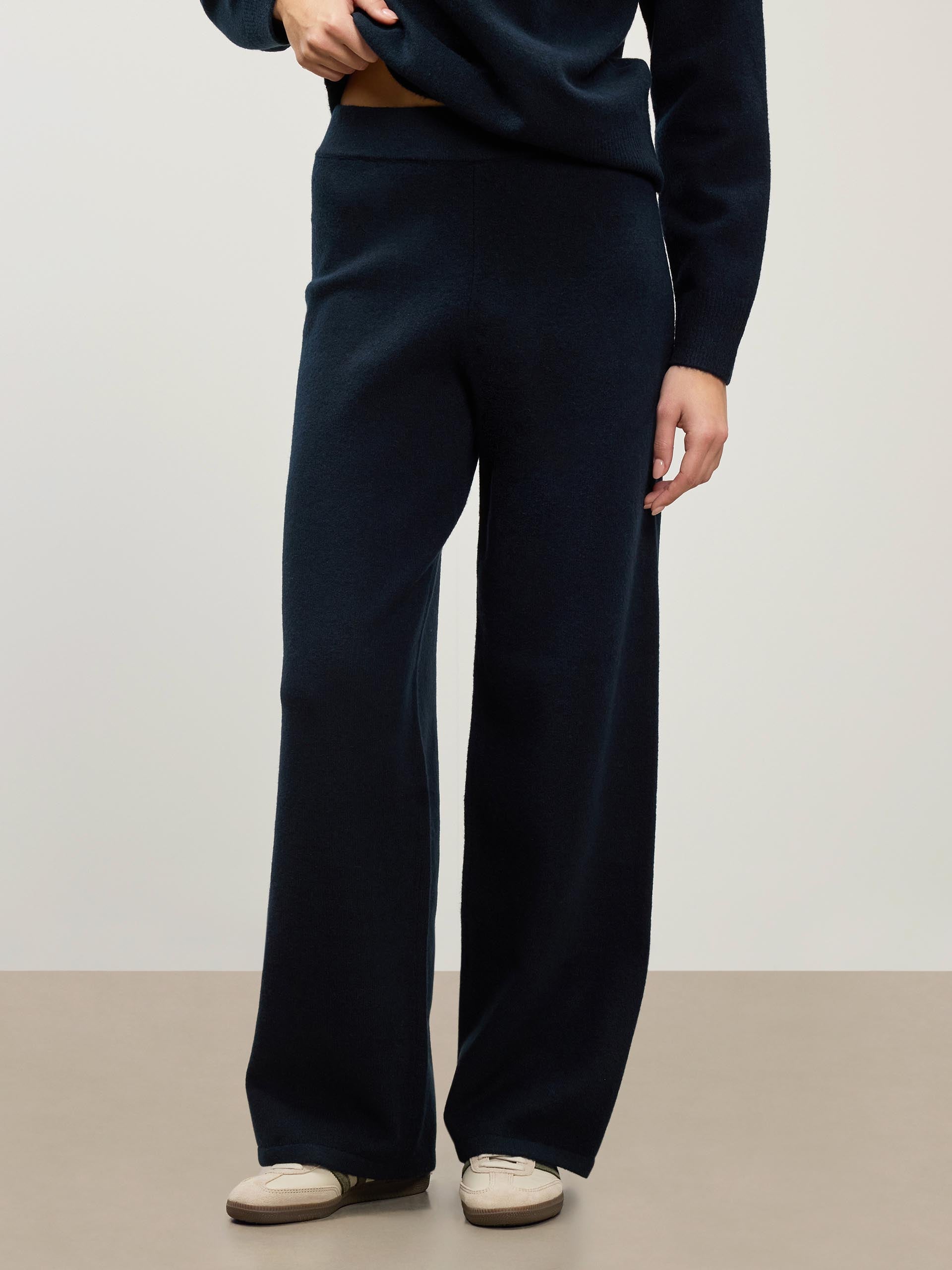 Womens Chunky Wool Jogger in Navy