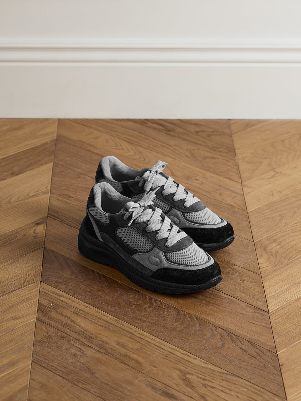 Apollo Runner in Grey Black