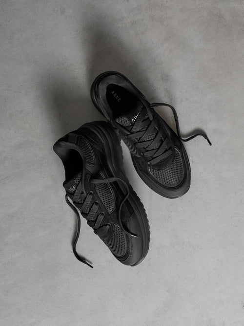 Apollo Runner in Triple Black