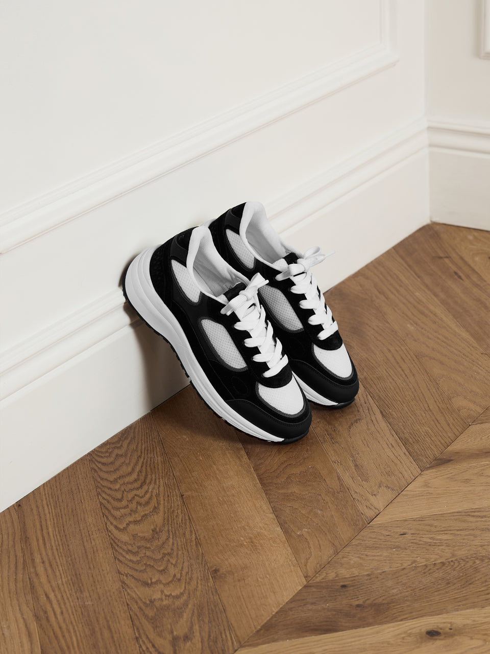 Apollo Runner in White Black