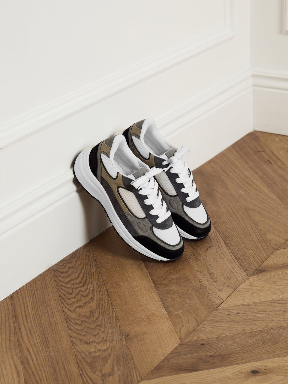 Apollo Runner in White Safari