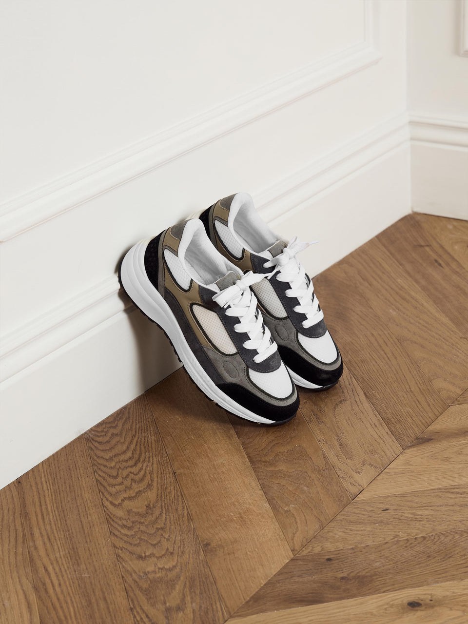Apollo Runner in White Safari
