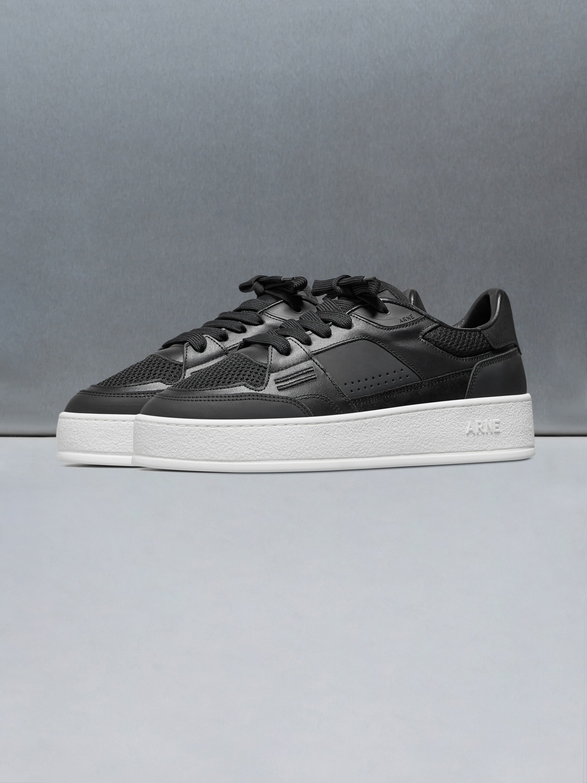 Arena Trainer 2.0 in Black
