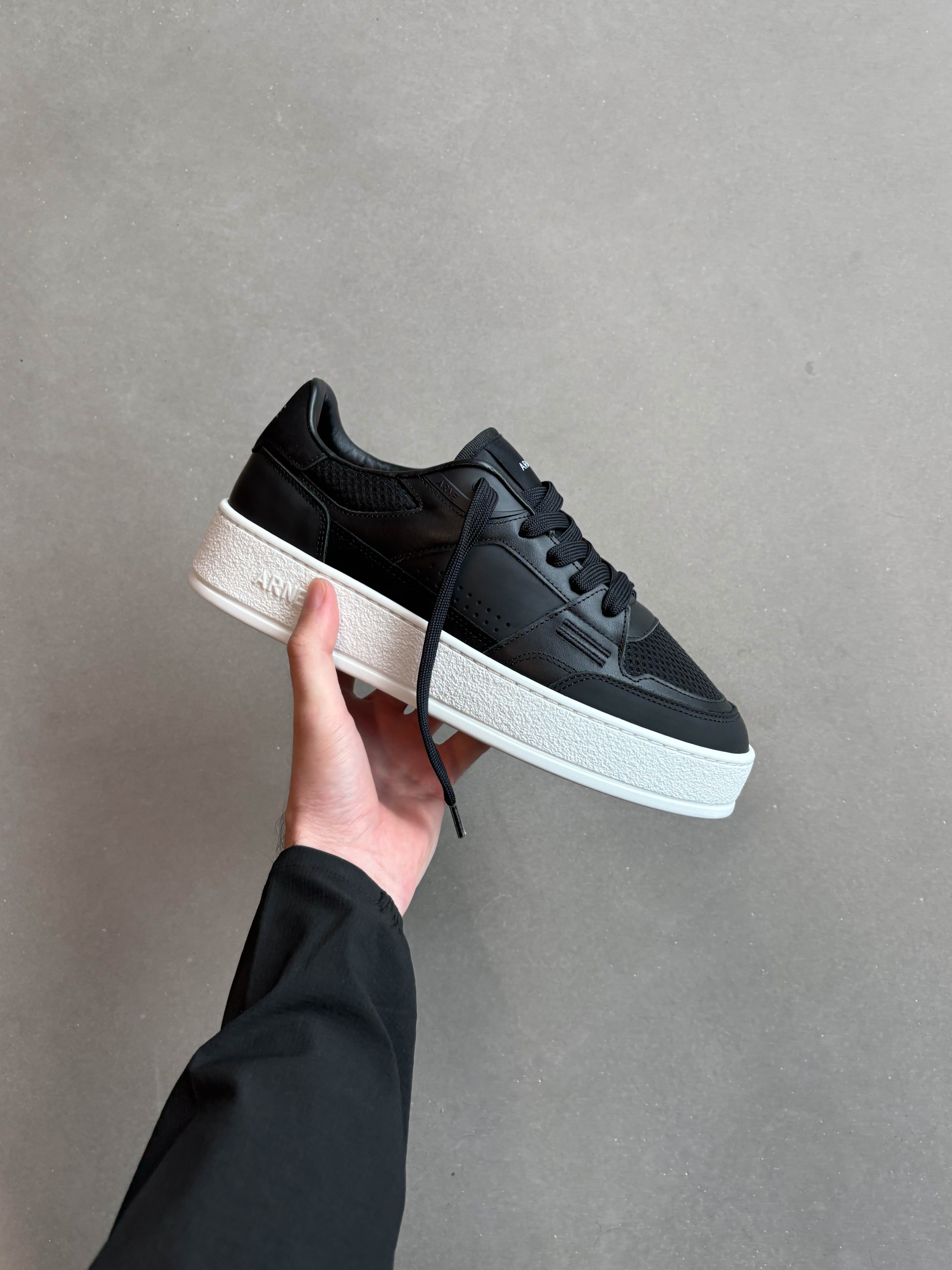 Arena Trainer 2.0 in Black