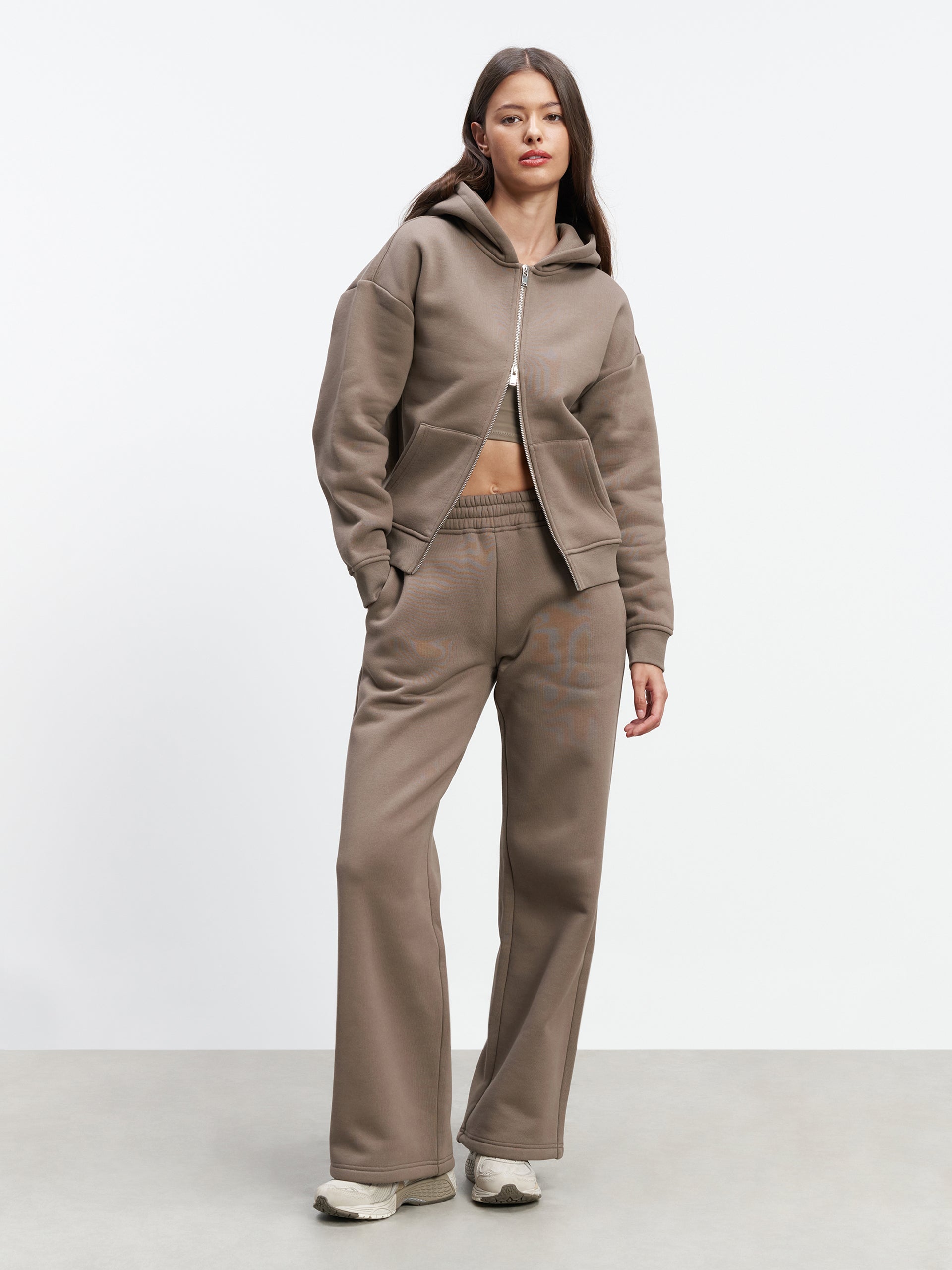 Womens Relaxed Straight Leg Jogger in Taupe