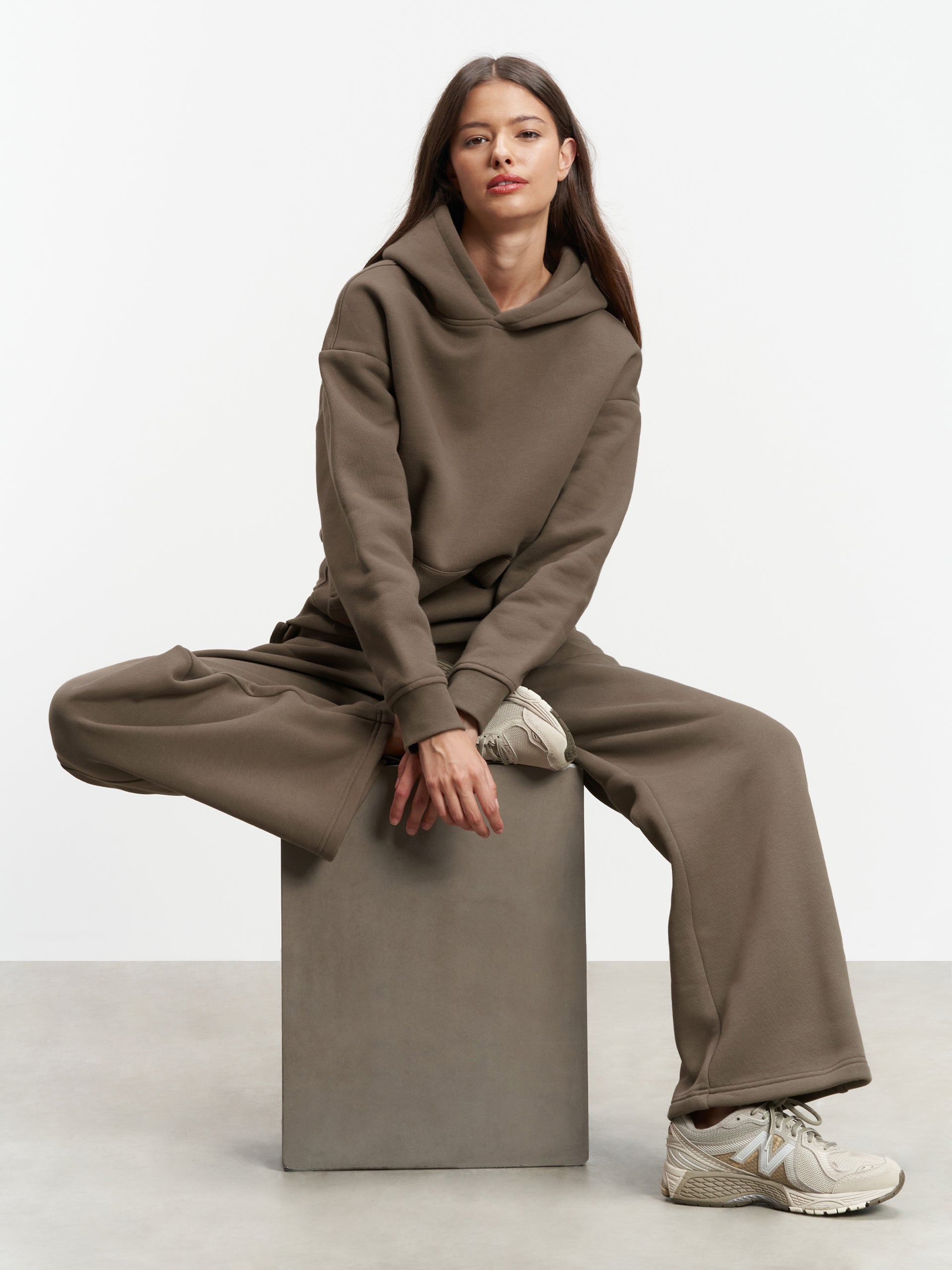 Womens Relaxed Straight Leg Jogger in Taupe