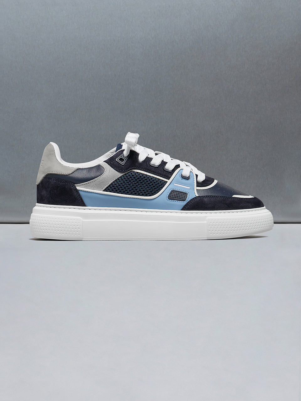 Atlas Trainer in Marine