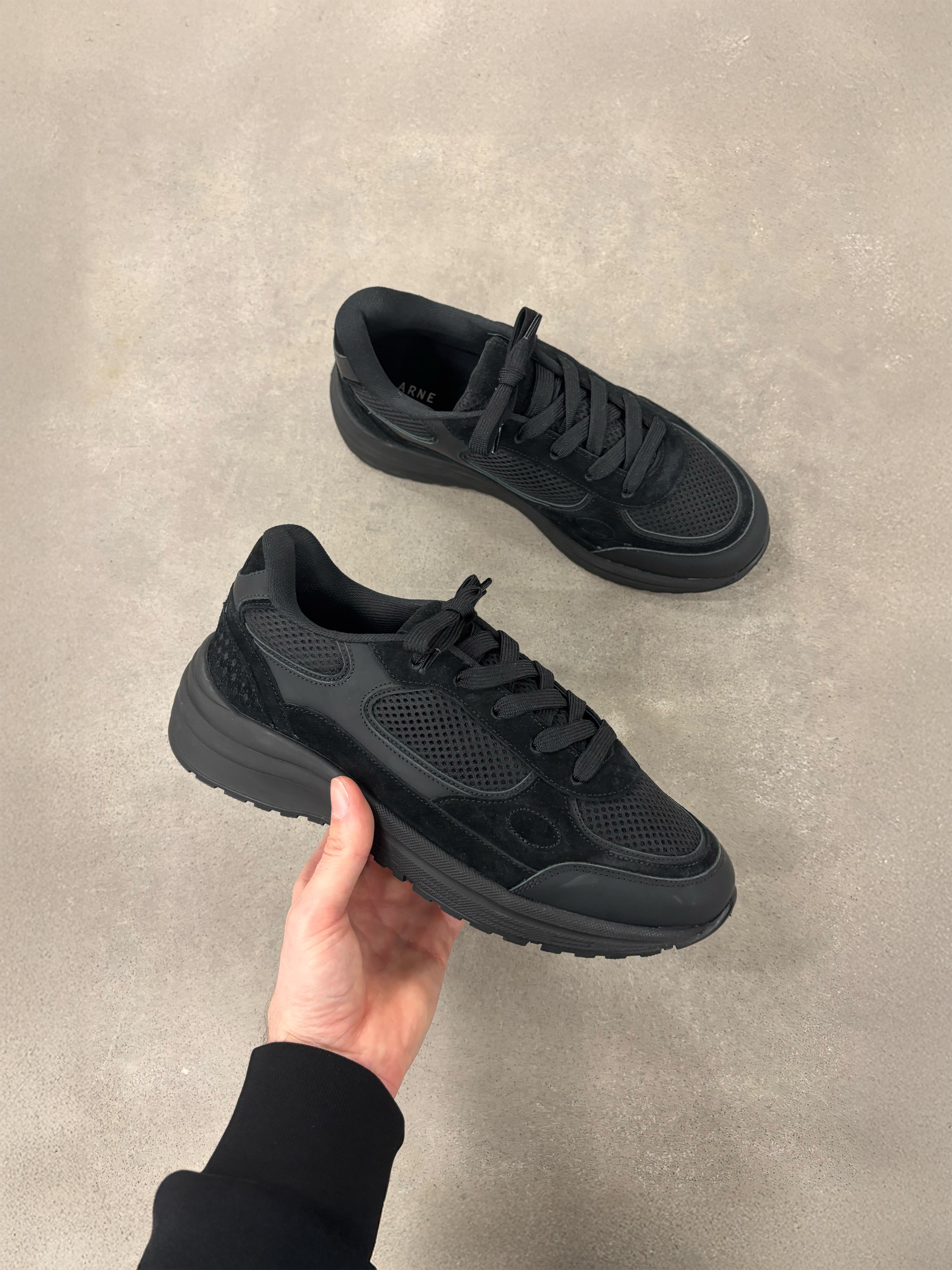 Apollo Runner in Triple Black