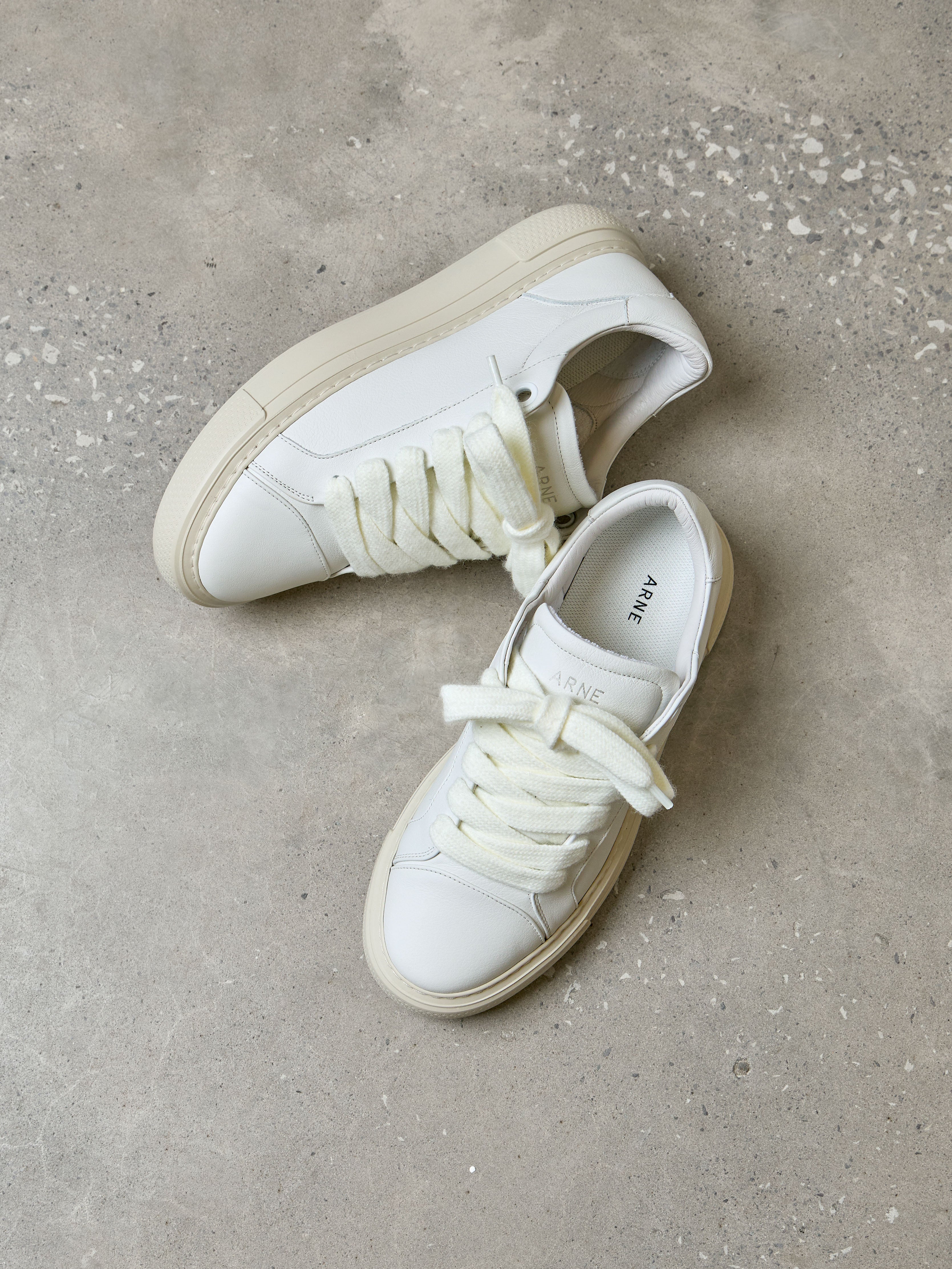 Chunky Essential Trainer in White Beige