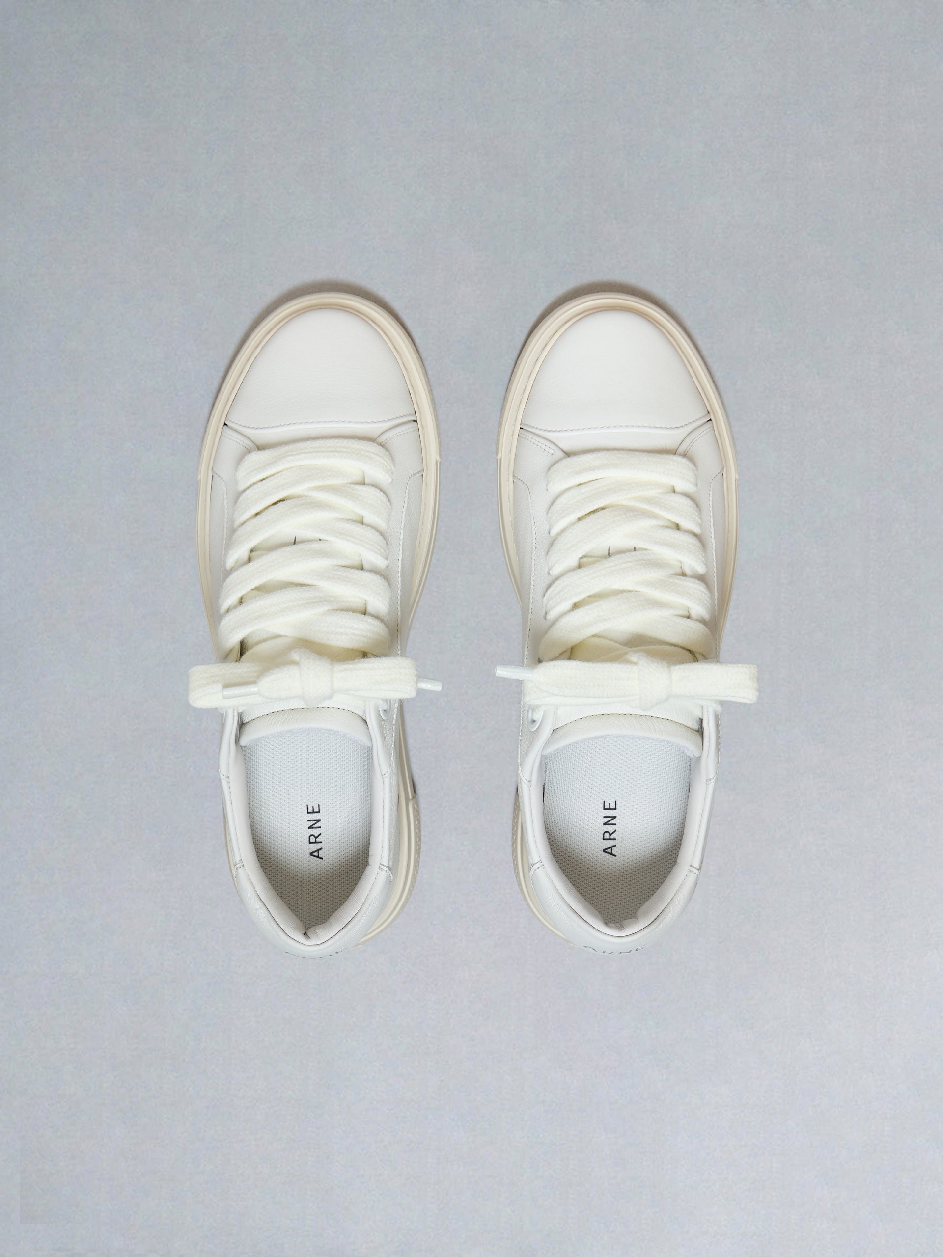 Chunky Essential Trainer in White Beige