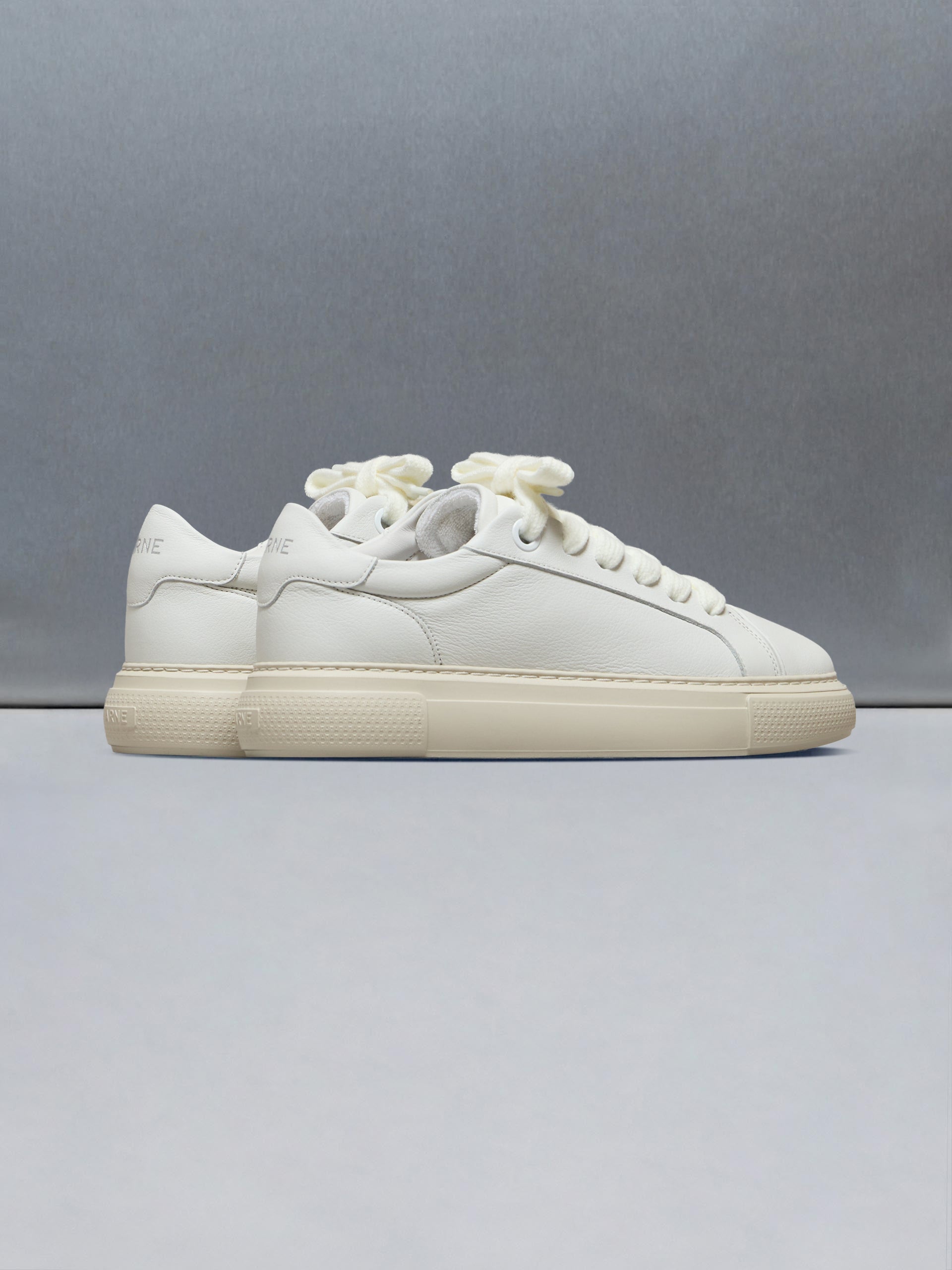 Chunky Essential Trainer in White Beige