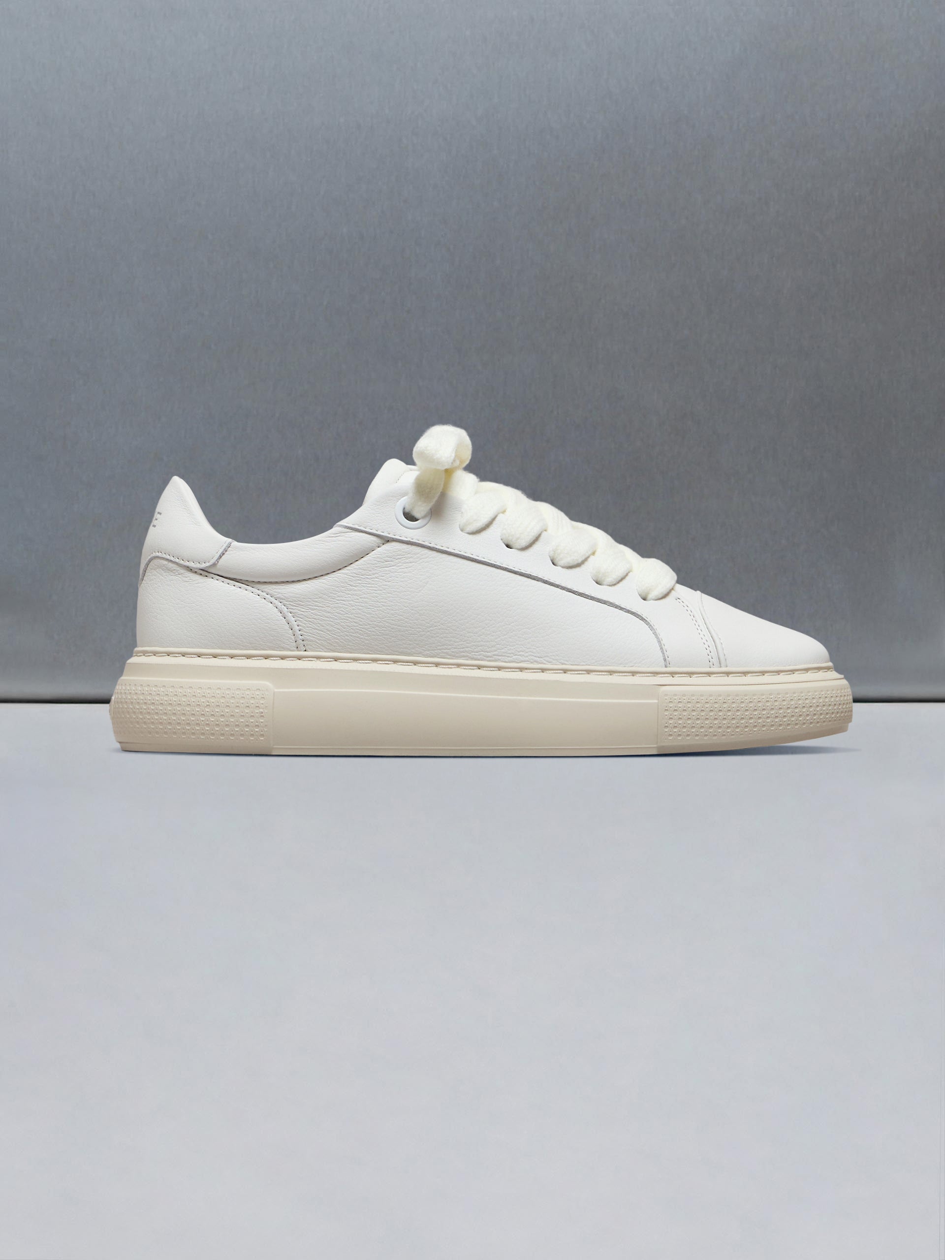 Chunky Essential Trainer in White Beige