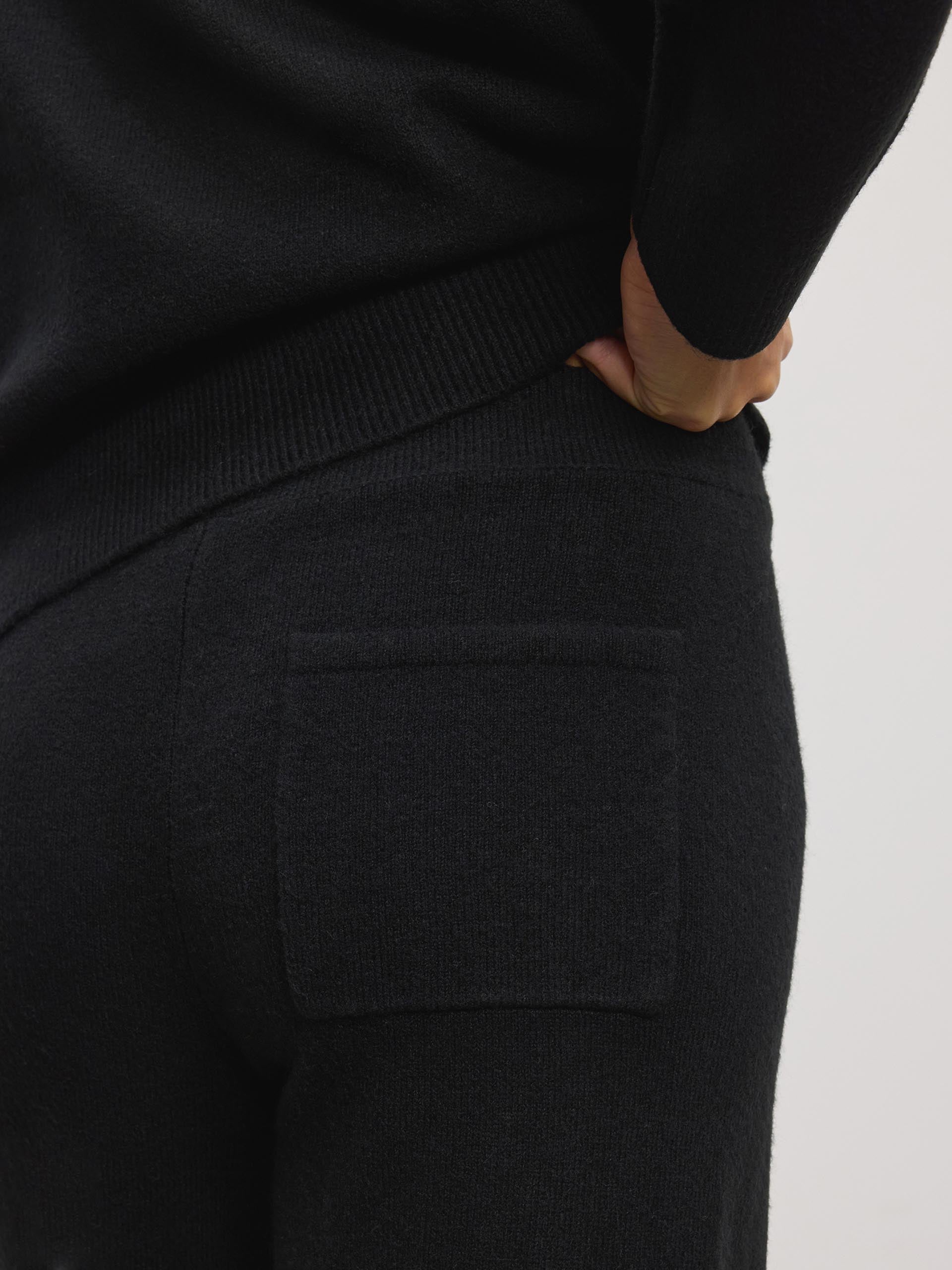 Womens Chunky Wool Jogger in Black