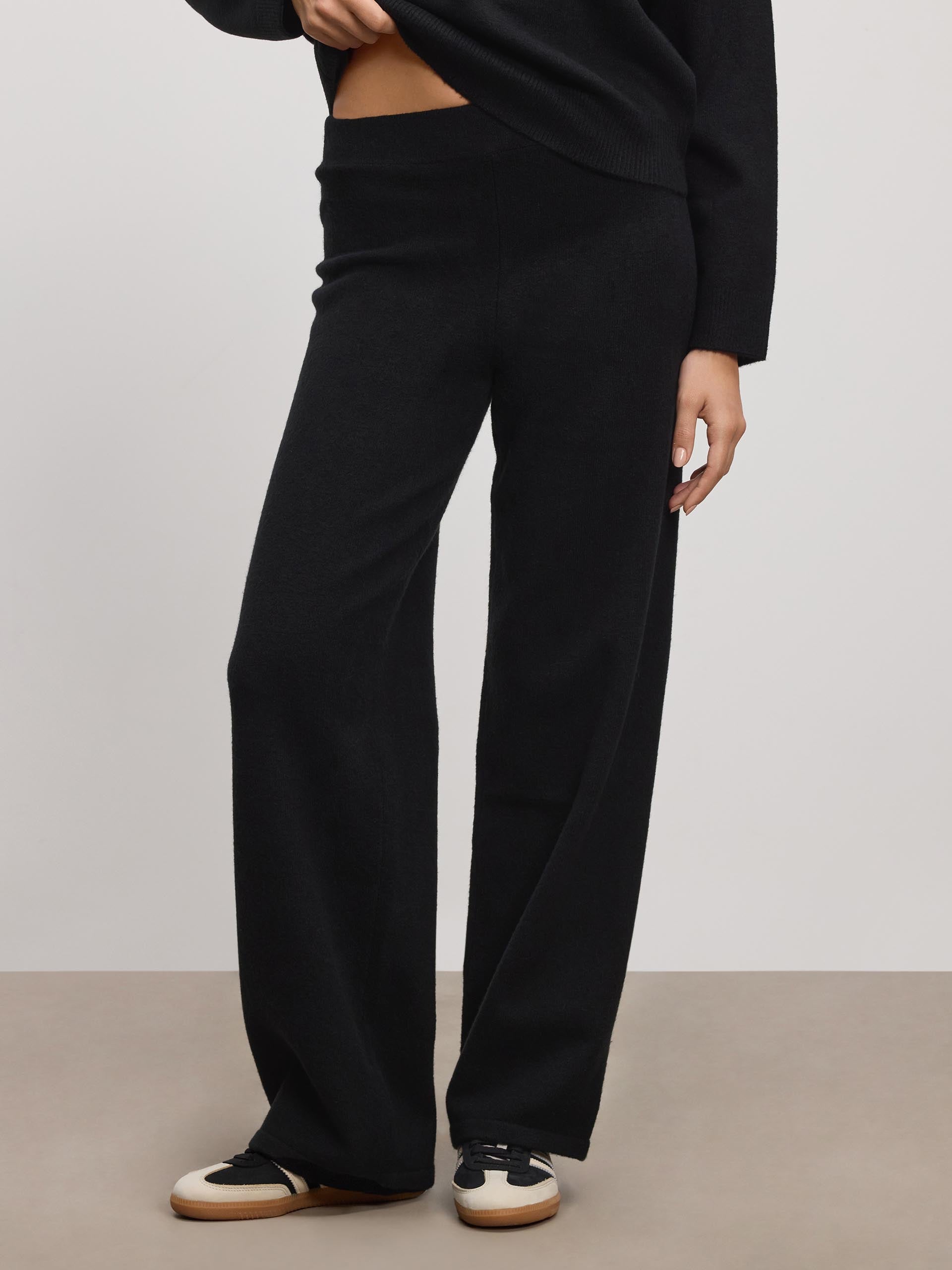 Womens Chunky Wool Jogger in Black