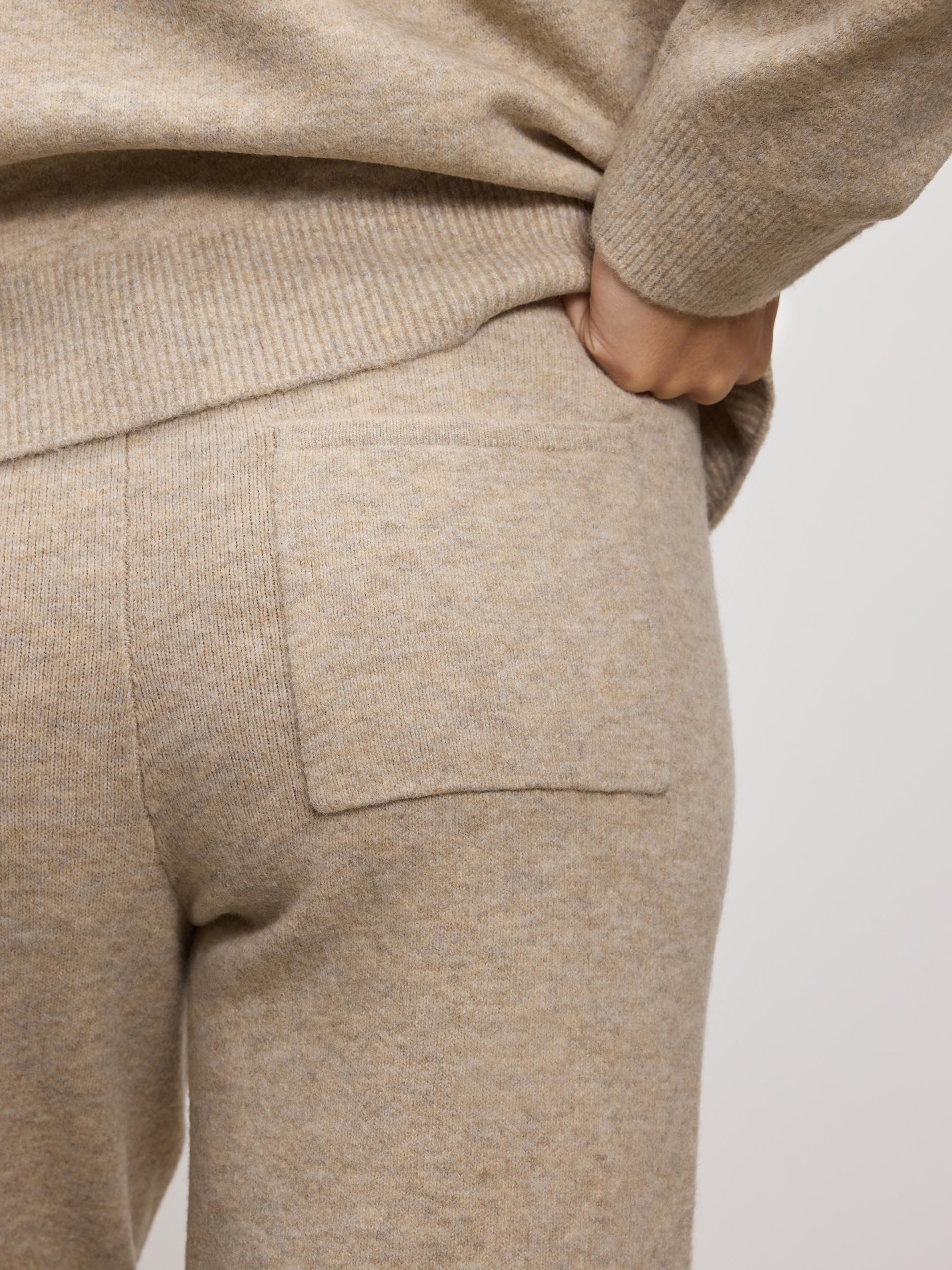 Womens Chunky Wool Jogger in Stone