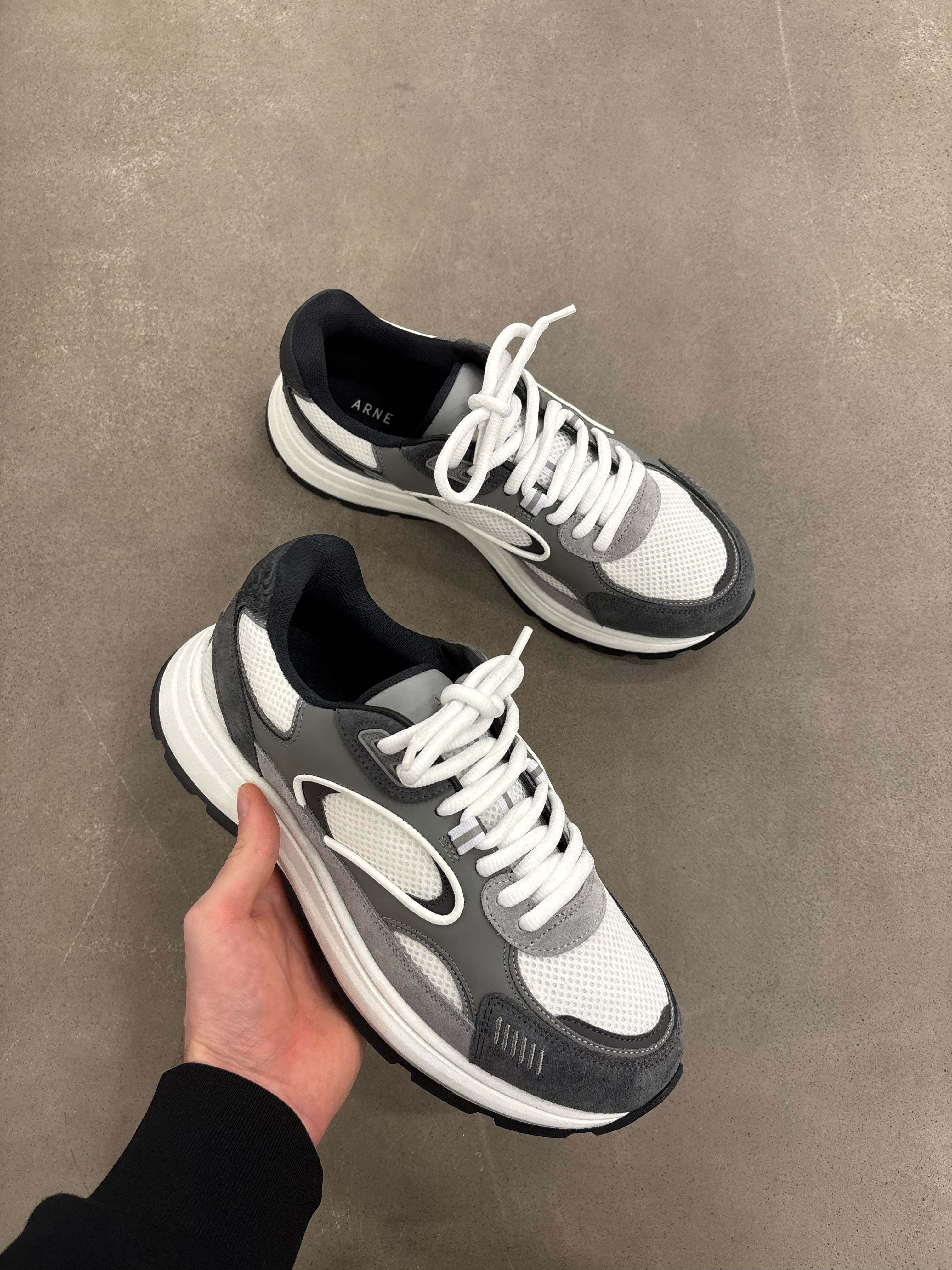 Circuit Trainer in White Grey