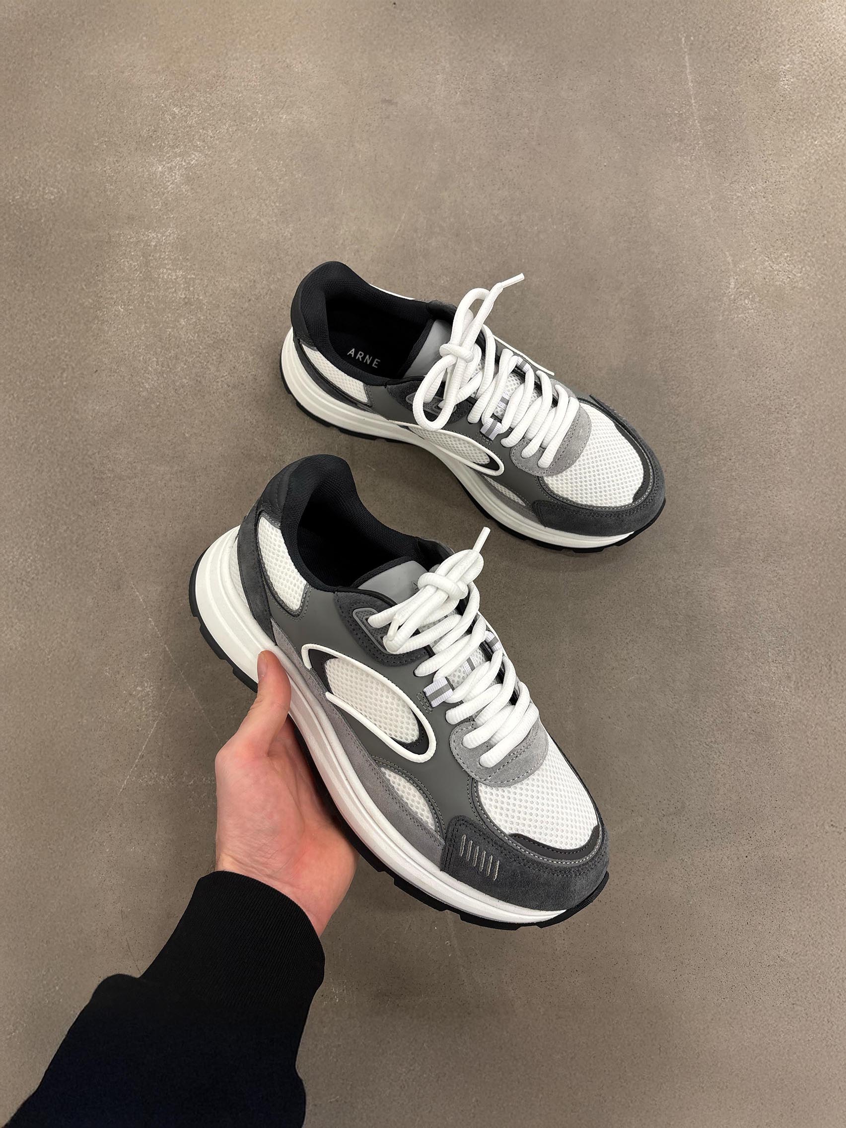 Circuit Trainer in White Grey