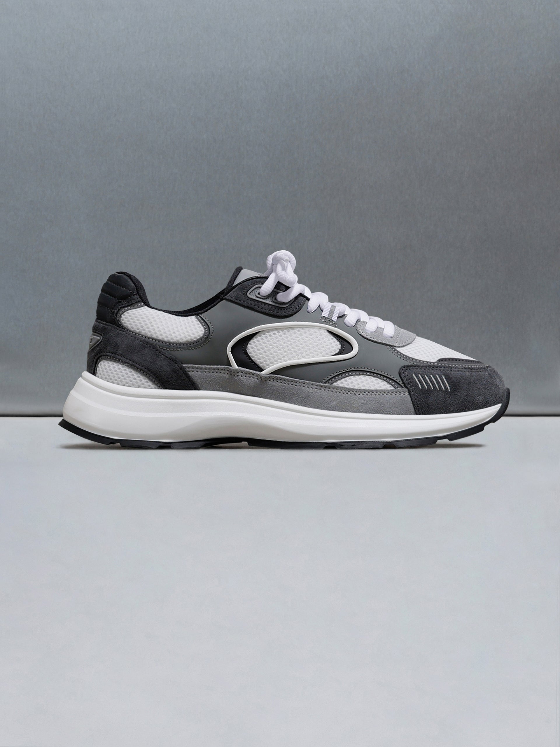 Circuit Trainer in White Grey